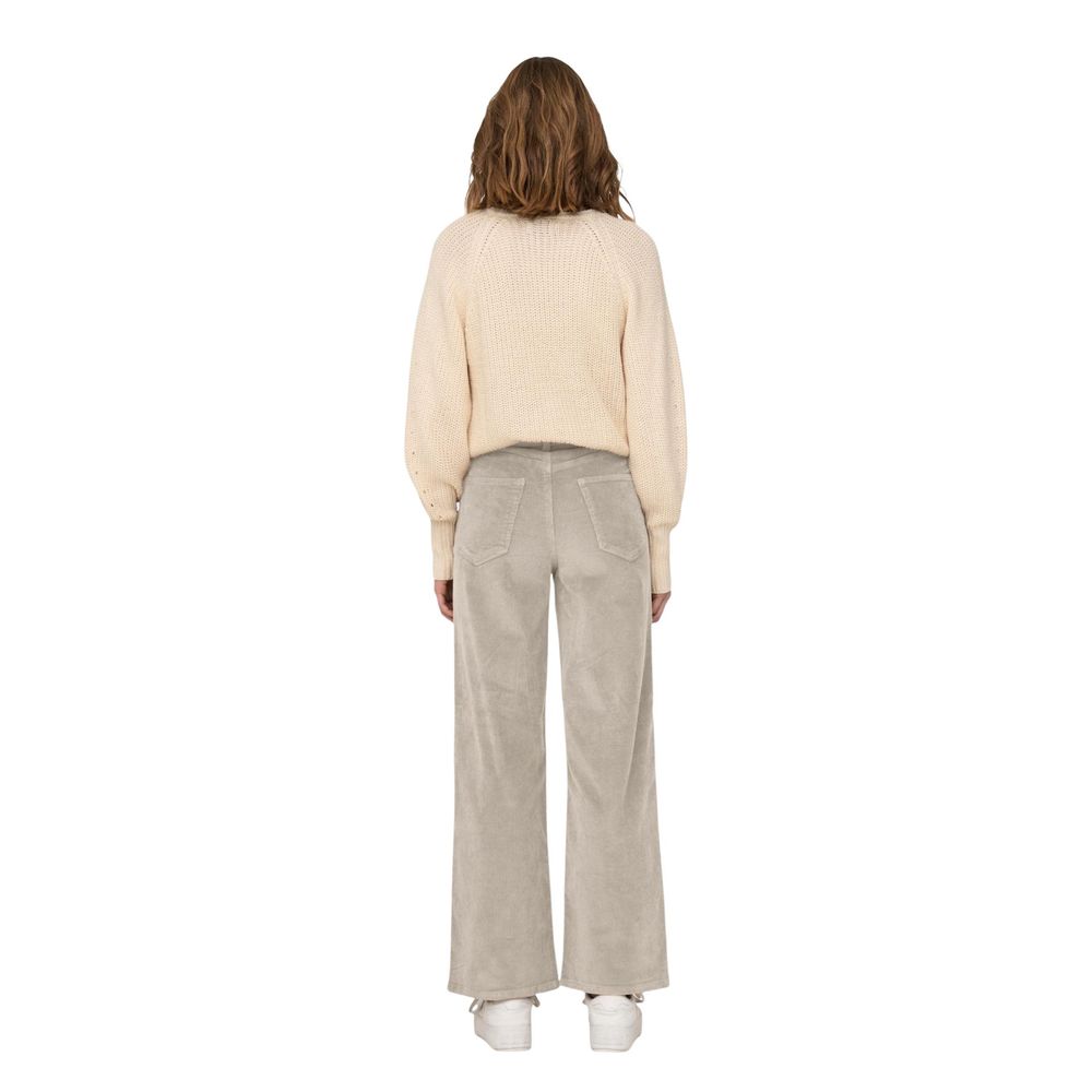 Nur beige, kurz geschnittene Baumwollhose