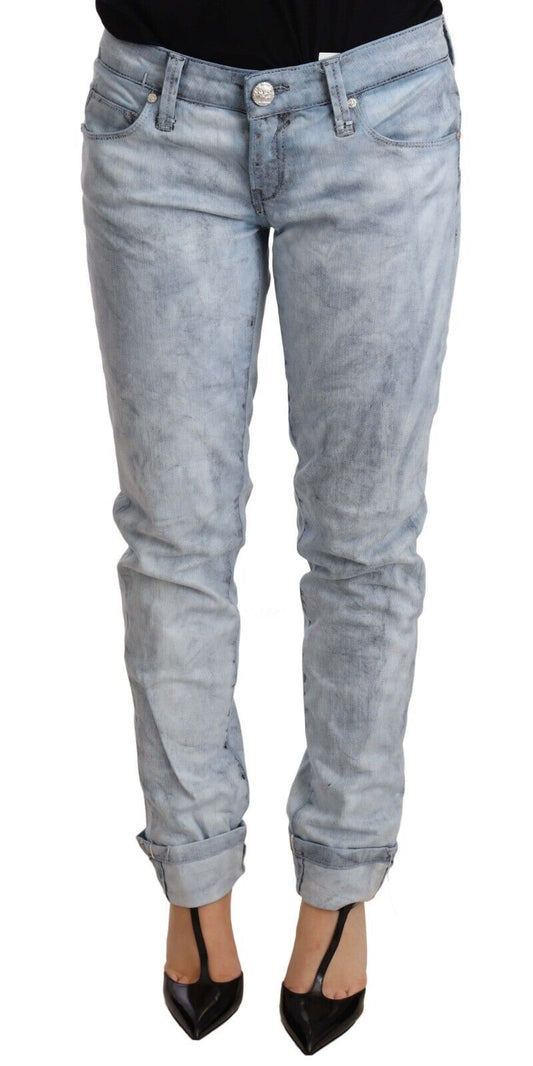 Acht – Hellblaue Jeanshose aus gewaschener Baumwolle mit umgeschlagenem Saum