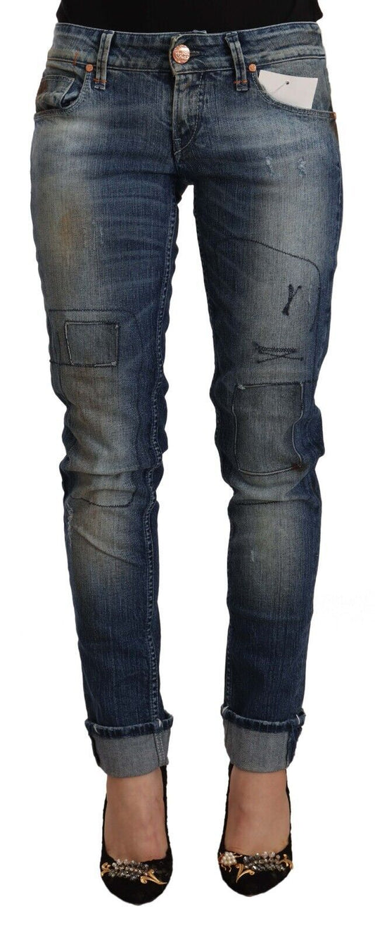Acht – Blau verwaschene Slim-Fit-Jeans mit niedriger Taille und umgeschlagenem Saum