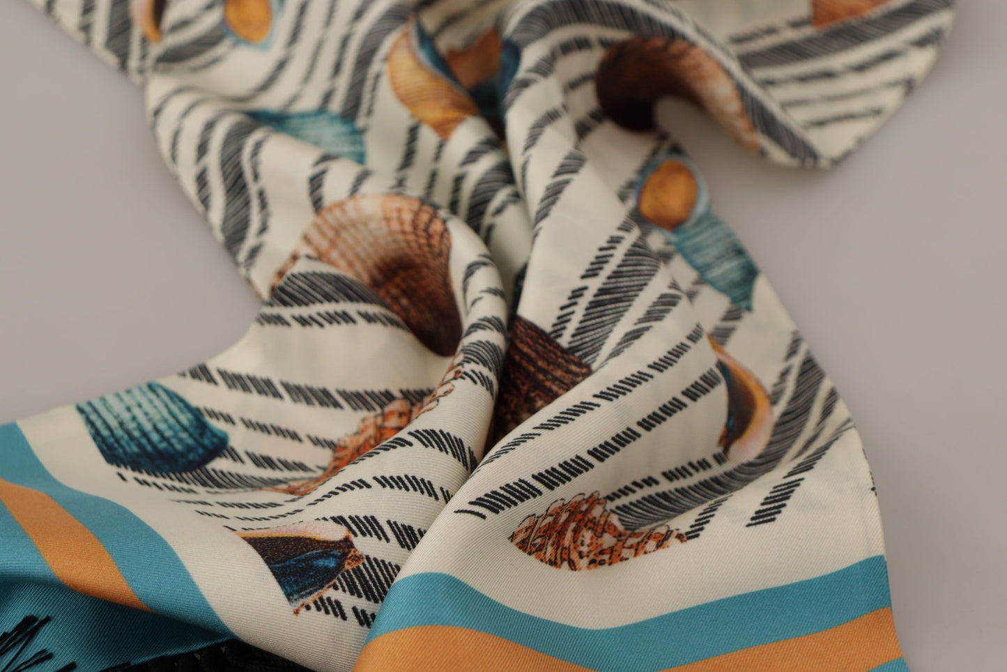 Dolce & Gabbana Seidenschal mit Fransen und Muscheln im DG-Print in mehreren Farben