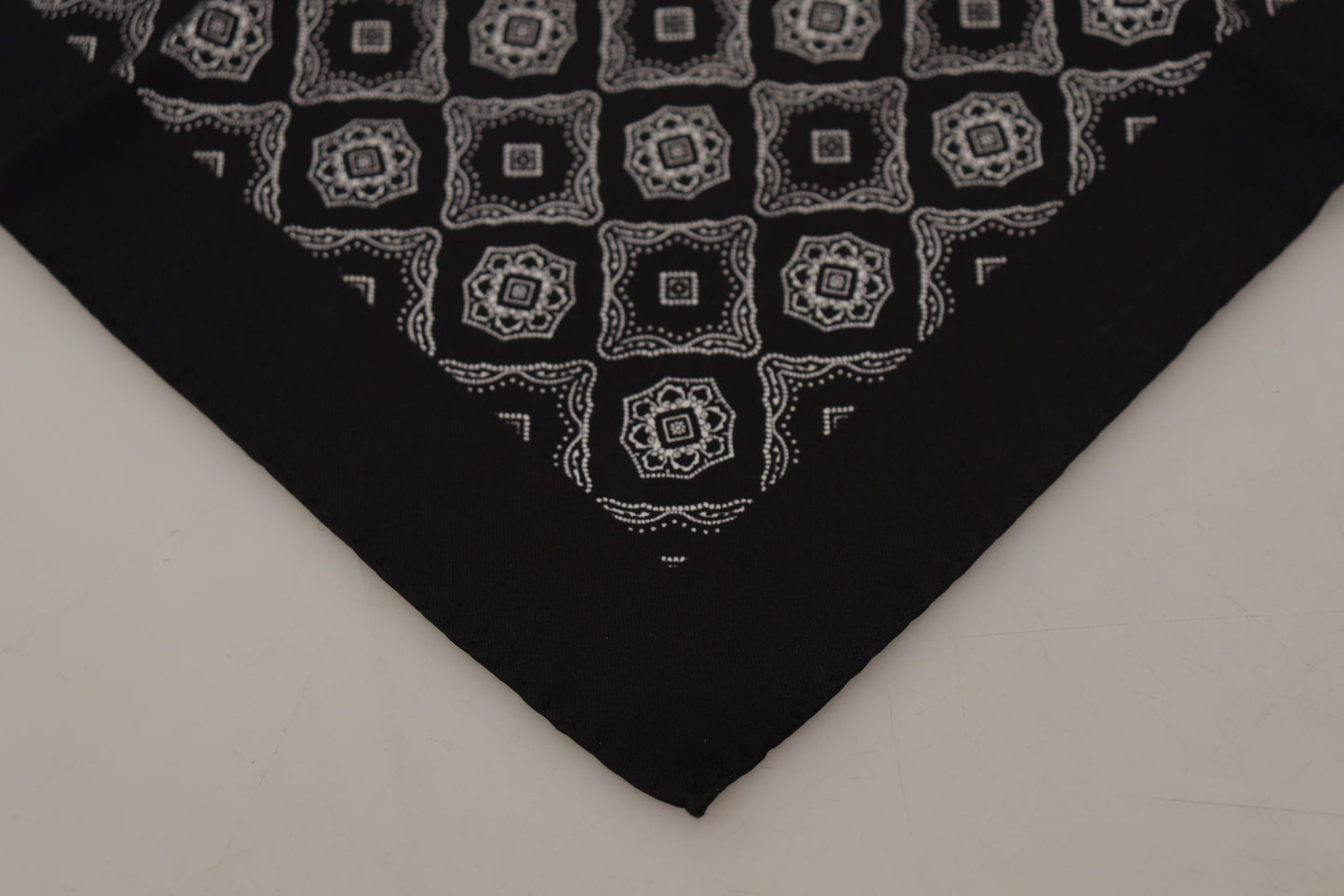 Dolce & Gabbana – Schwarzer quadratischer Taschentuchschal mit geometrischem Muster