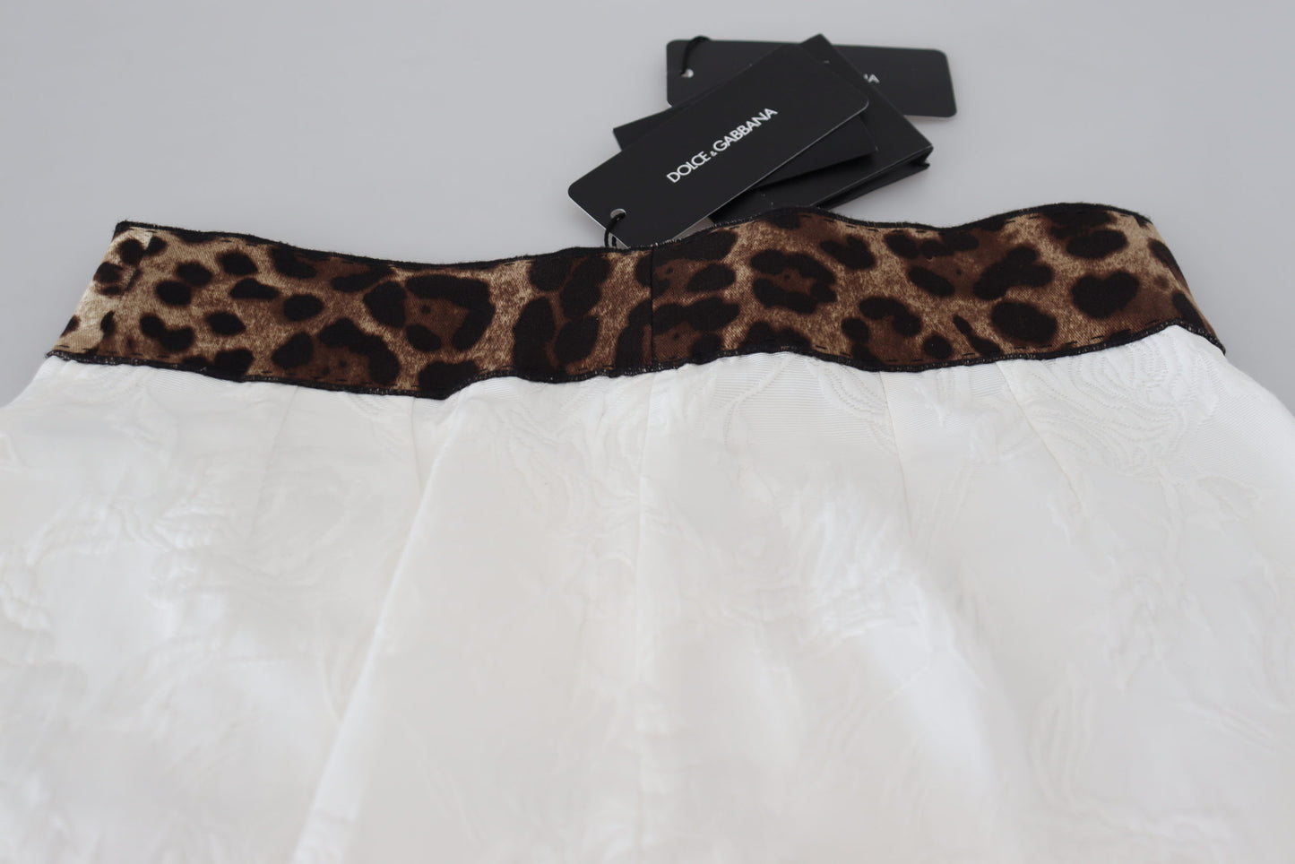 Dolce & Gabbana – Weiße Hose mit hohem Bund und Leopardenmuster