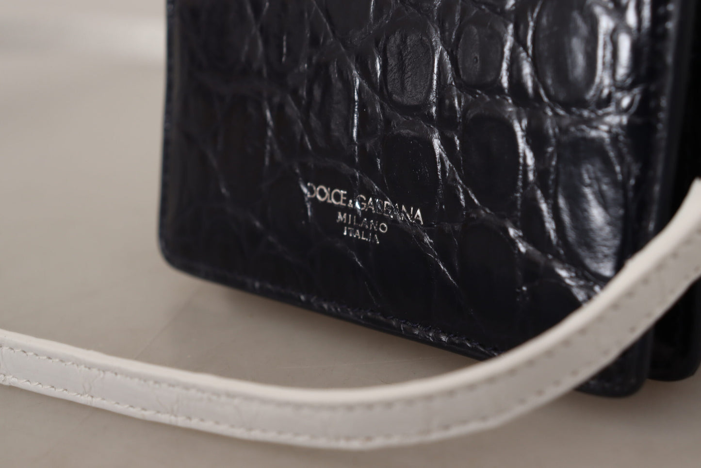 Dolce & Gabbana Blau-weißes Kartenetui mit Caiman-Lederriemen