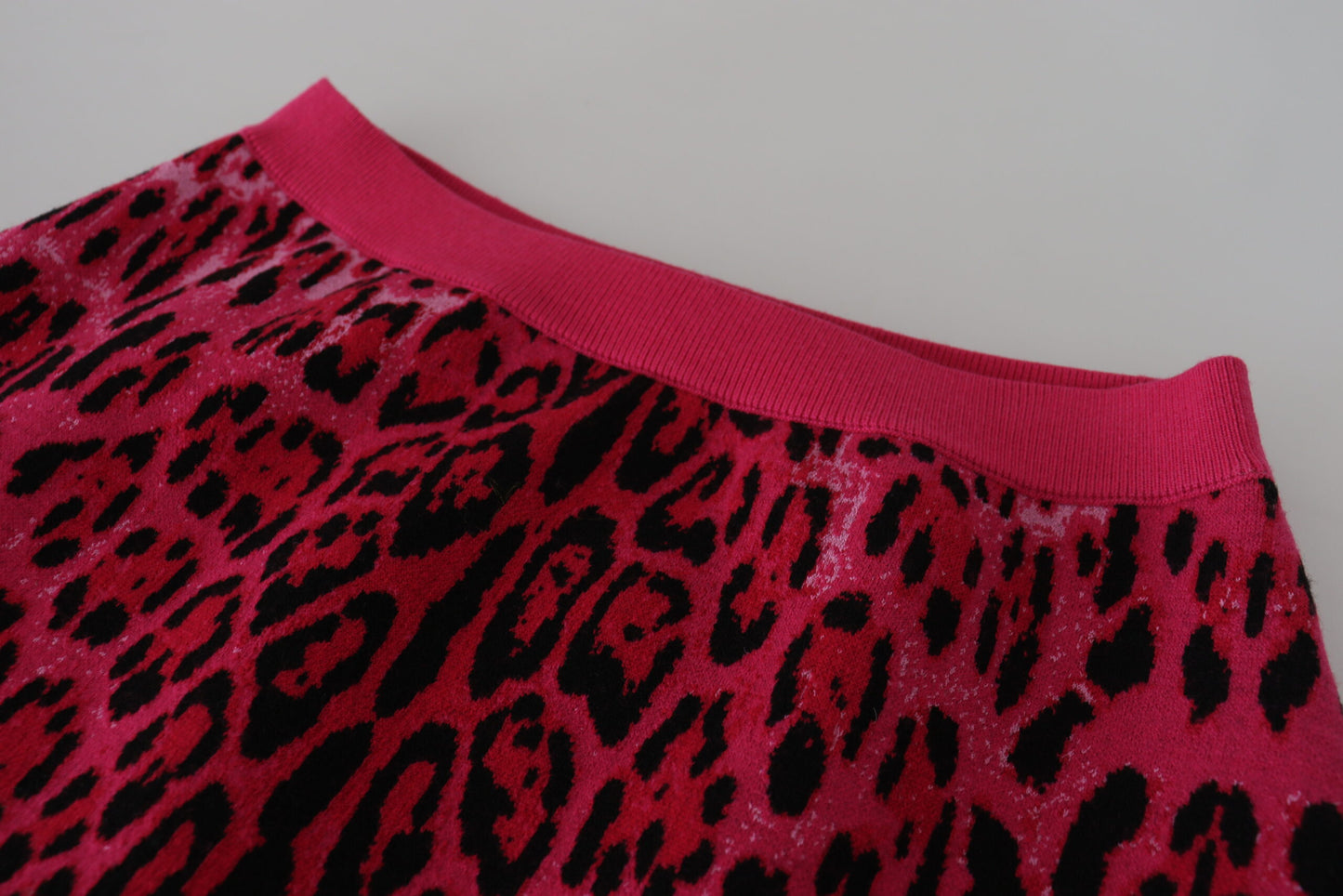 Dolce & Gabbana – Rosa Minirock in A-Linie mit hoher Taille und Leopardenmuster