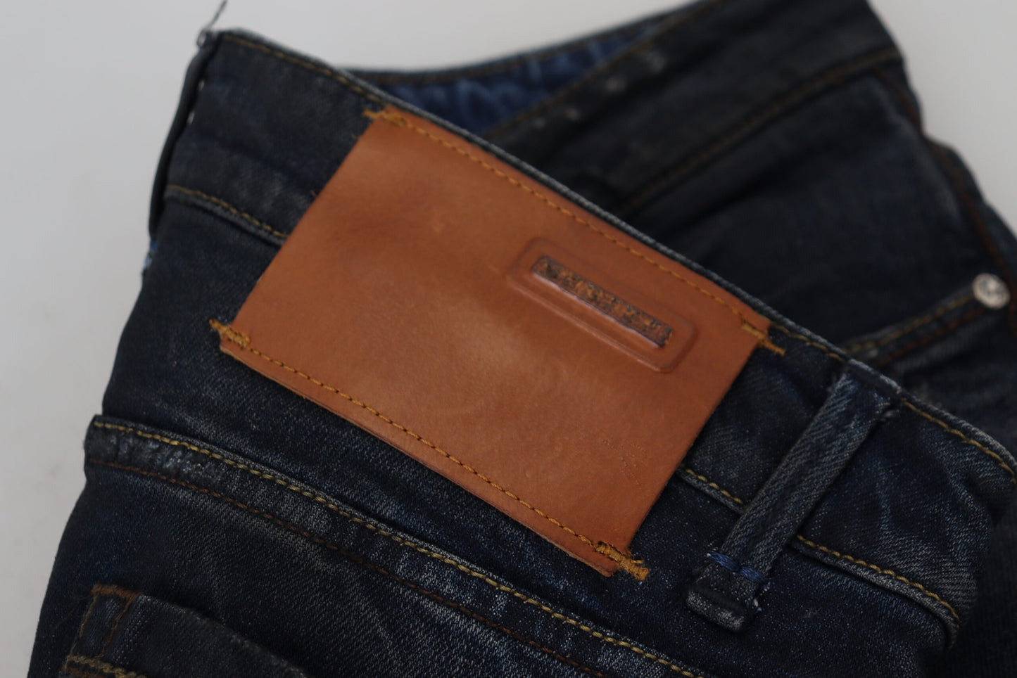 Acht Blaue, schmal geschnittene Damen-Jeans aus Baumwolle mit niedriger Taille