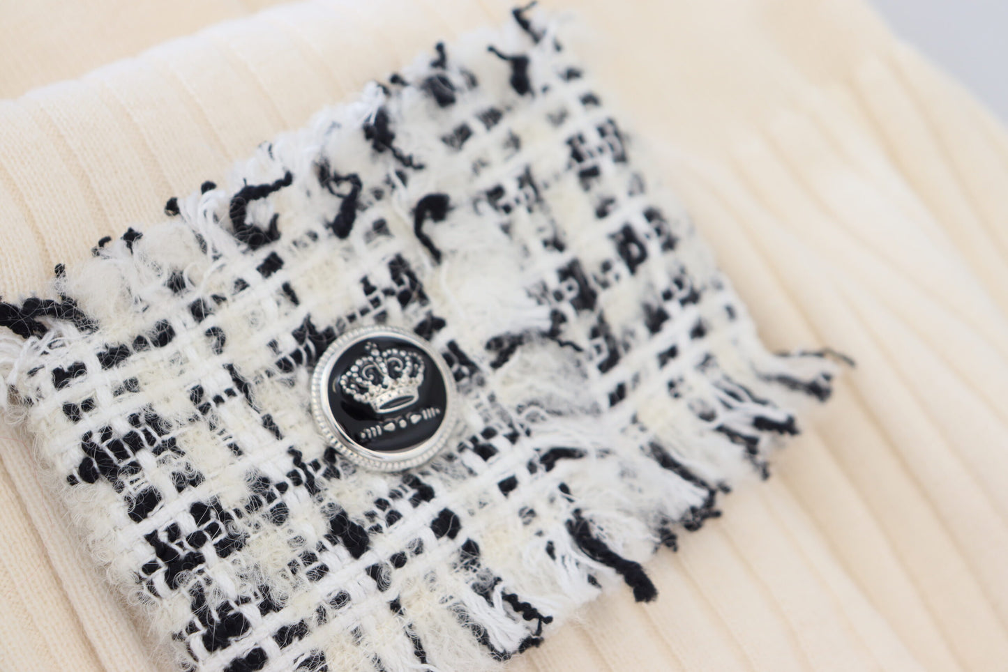 Dolce & Gabbana – Elfenbeinfarbener Rollkragenpullover mit Distressed-Manschetten