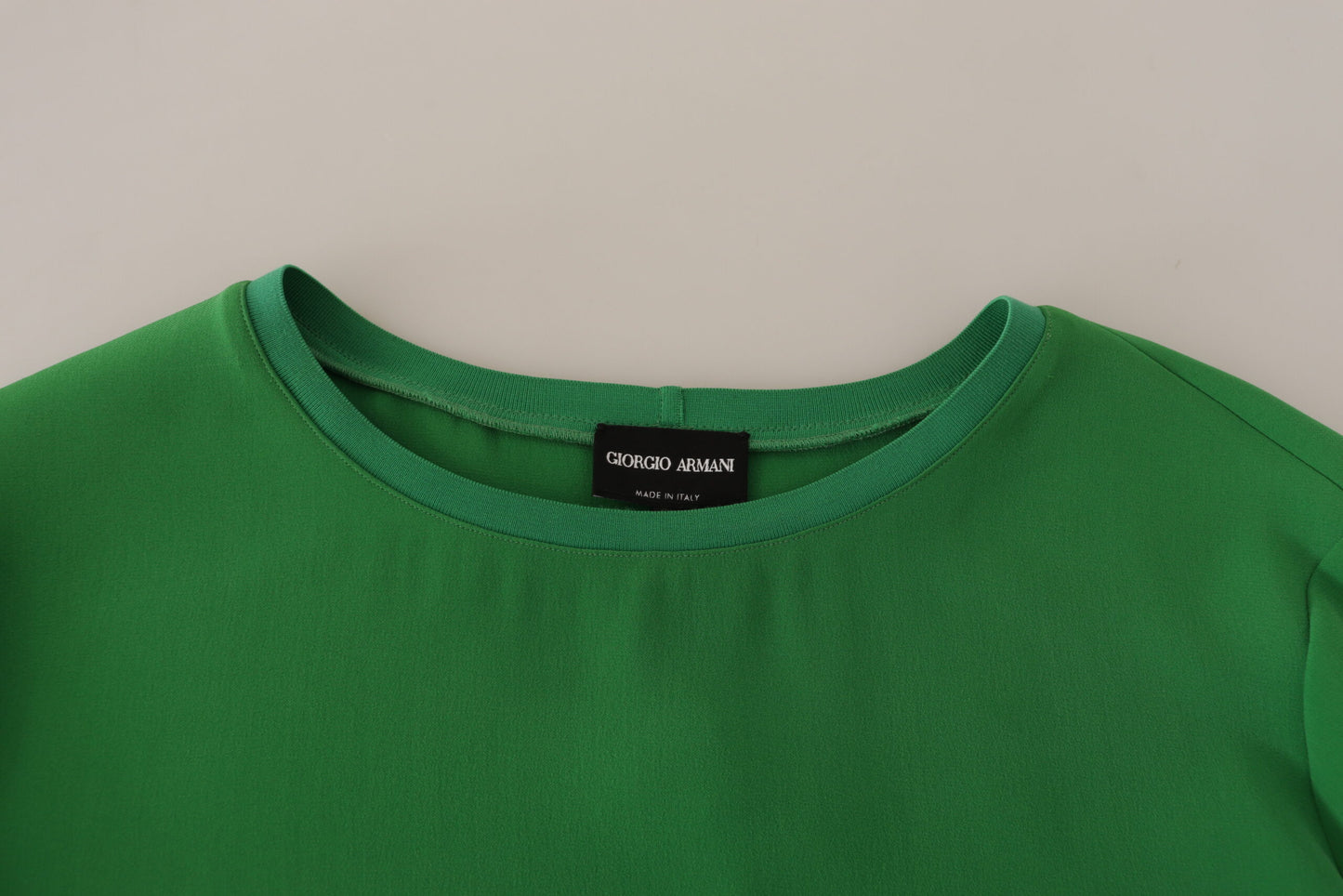 Armani – Grüner Seidenpullover mit langen Ärmeln und Rundhalsausschnitt