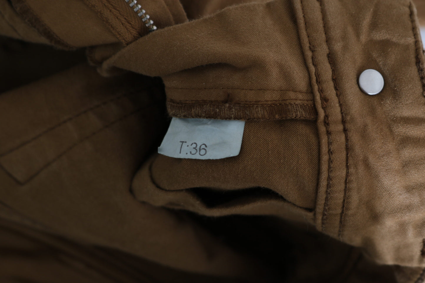 PLEIN SUD – Enge Jeans aus Baumwolle mit mittlerer Taille und schmaler Passform in Braun