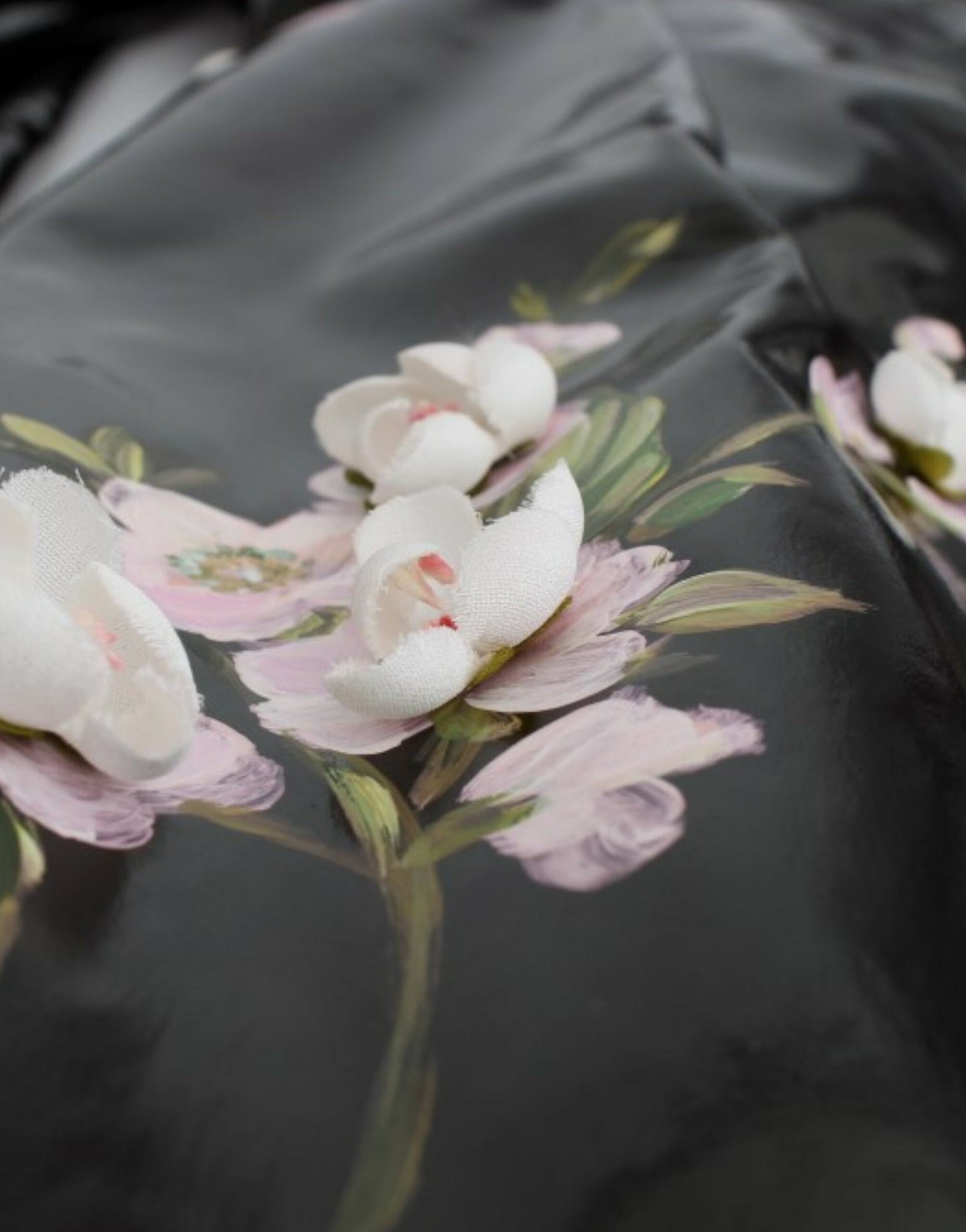 Dolce & Gabbana Schwarzes Lackkleid mit Blumenmuster, handbemalt