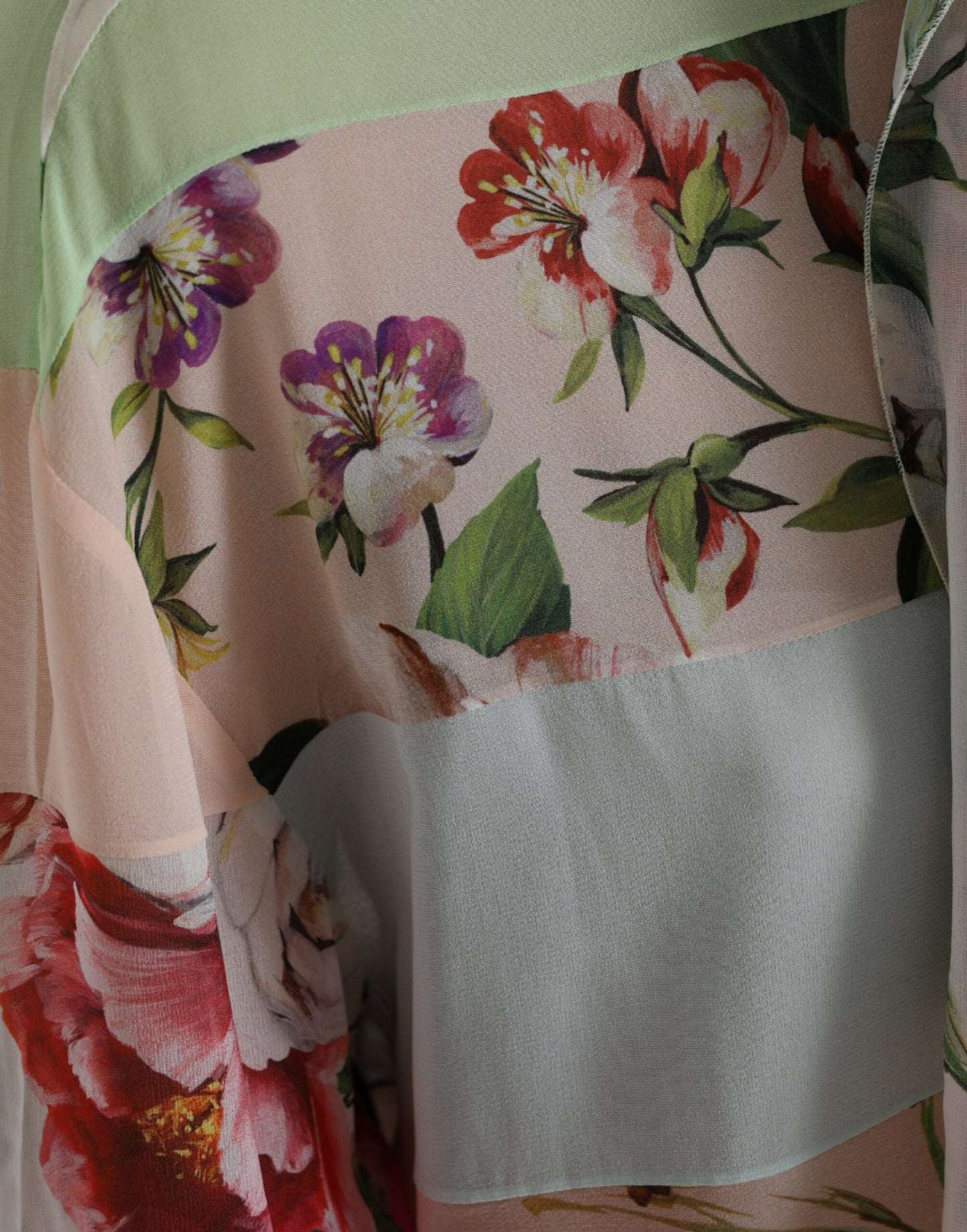 Dolce & Gabbana, mehrfarbiges Oberteil mit Ascot-Kragen und Blumen-Patchwork
