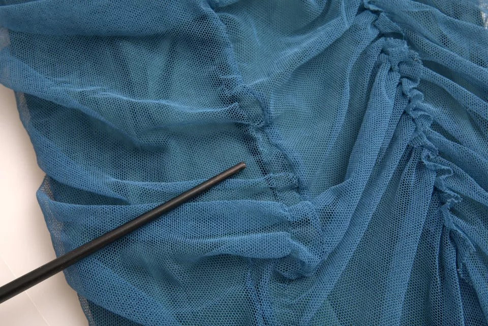 Dolce & Gabbana – Etuikleid aus gerüschtem Tüll mit blauem Netzbesatz