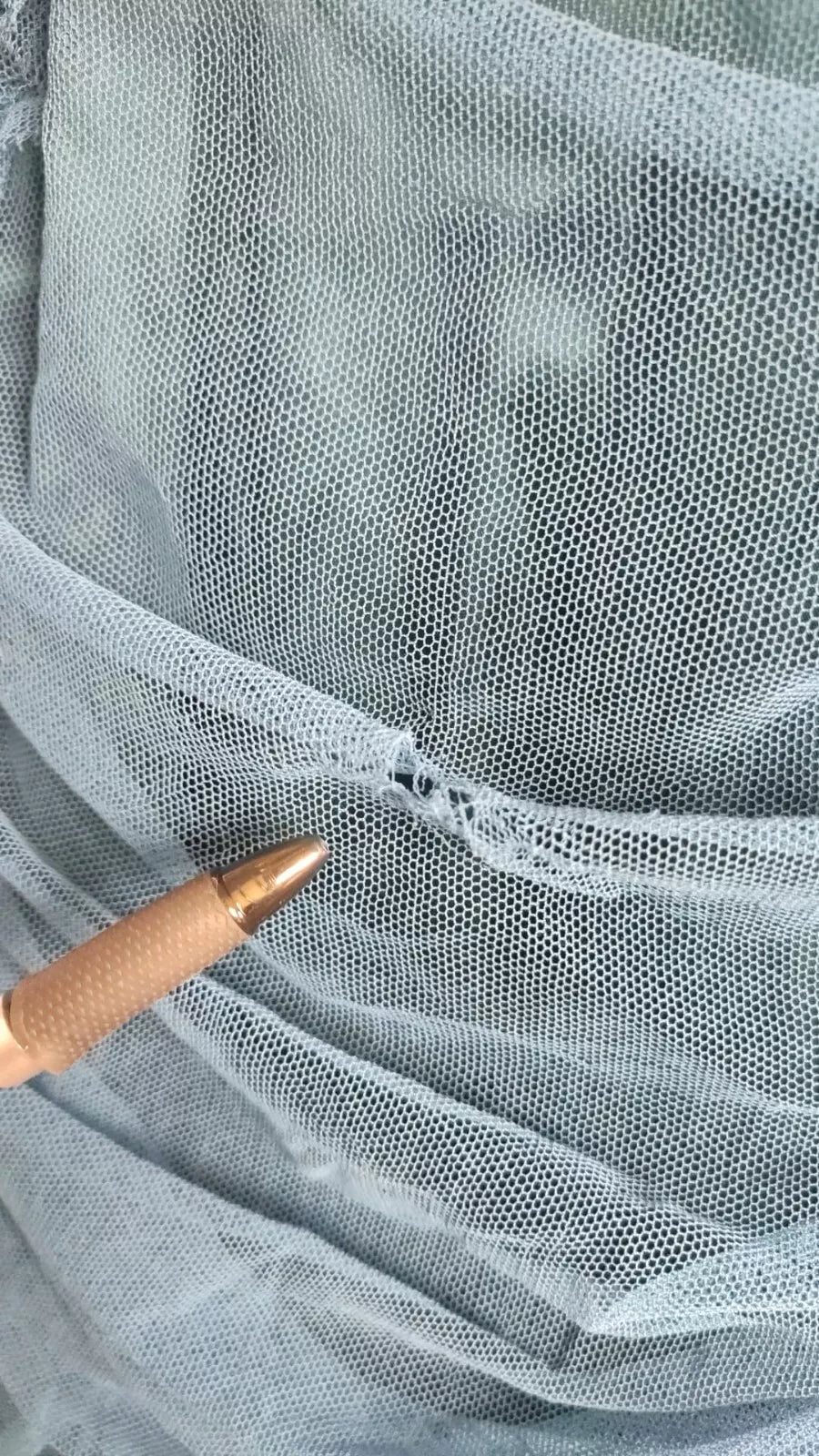 Dolce & Gabbana – Etuikleid aus gerüschtem Tüll mit blauem Netzbesatz