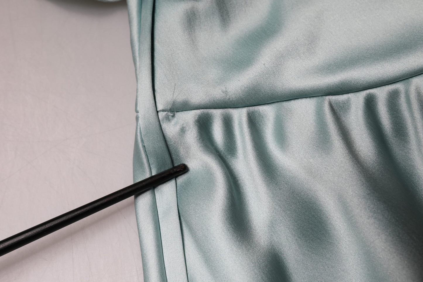 Dolce & Gabbana – Mintgrünes, tailliertes One-Shoulder-Kleid aus Seide