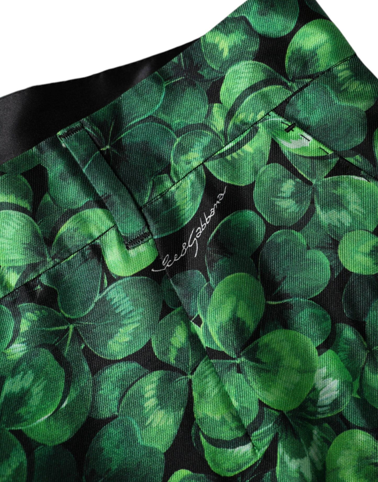 Dolce & Gabbana – Hoch taillierte Karottenhose aus Seidensatin in Grün mit Kleeblatt-Print
