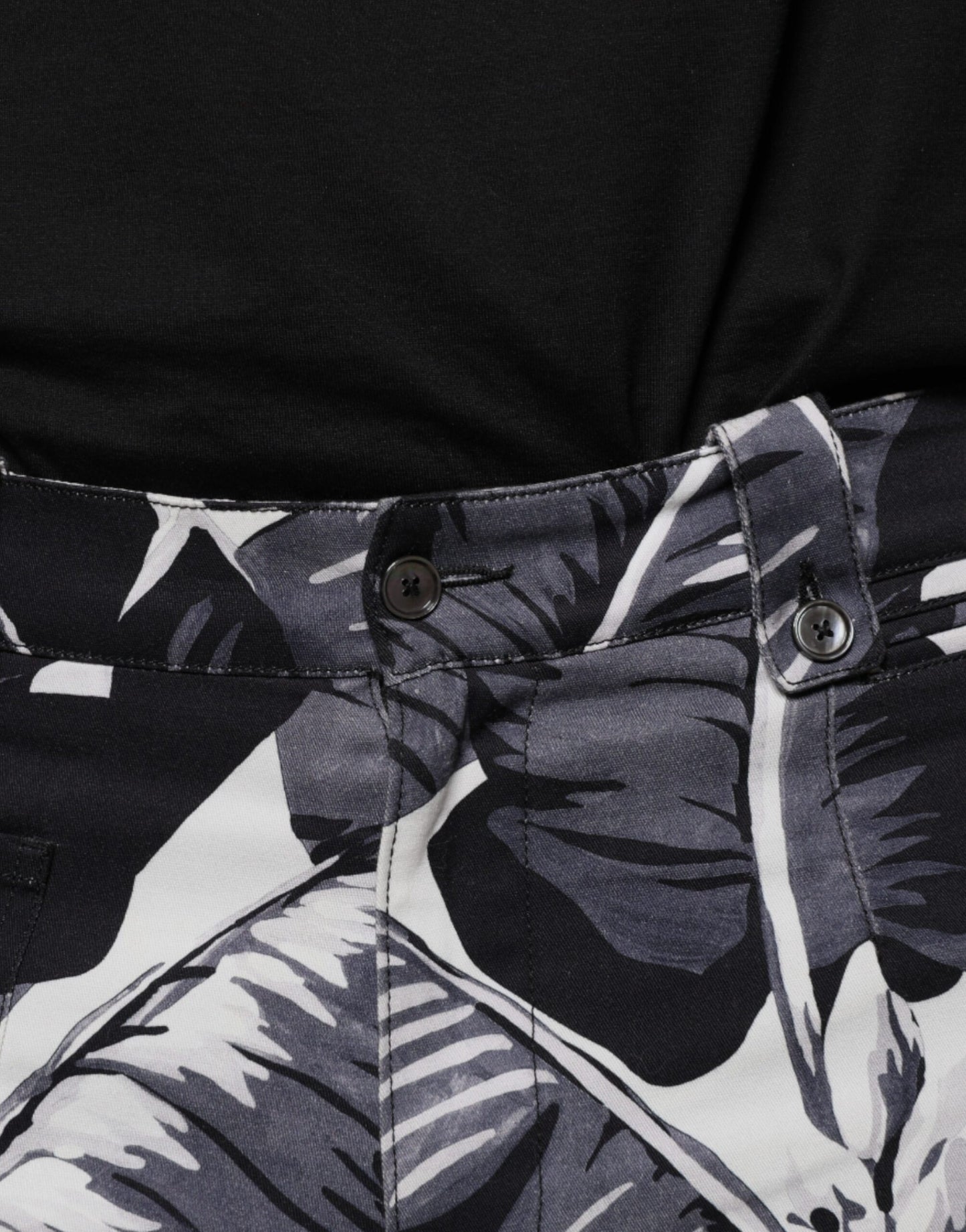 Dolce & Gabbana – Caprihose aus Baumwollstretch mit Bananenblattmuster in Grau