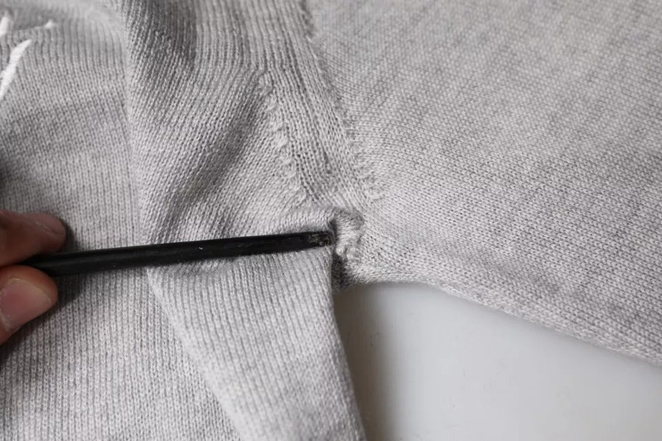 Dolce & Gabbana Hellgrauer Pullover aus Wolle mit Rundhalsausschnitt