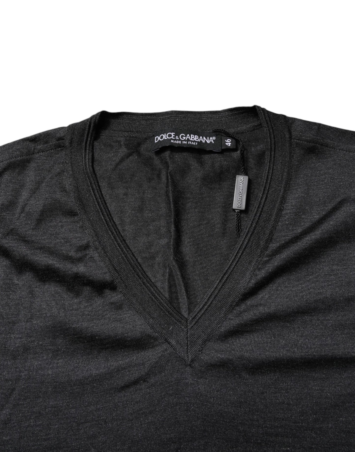 Dolce & Gabbana – Dunkelgraues Seiden-T-Shirt mit V-Ausschnitt und kurzen Ärmeln