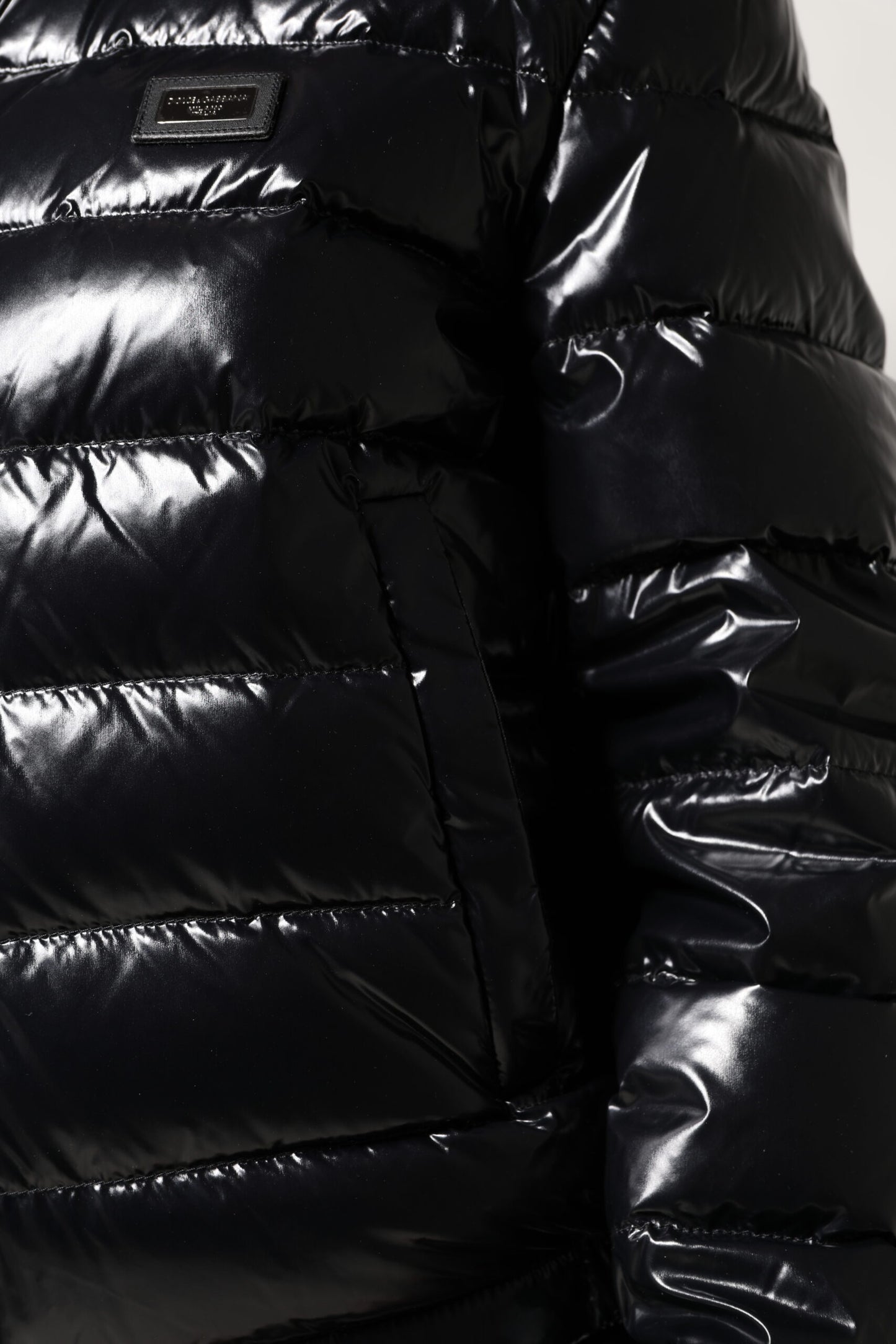 Dolce & Gabbana – Pufferjacke mit durchgehendem Reißverschluss und schwarzem Logo-Schild