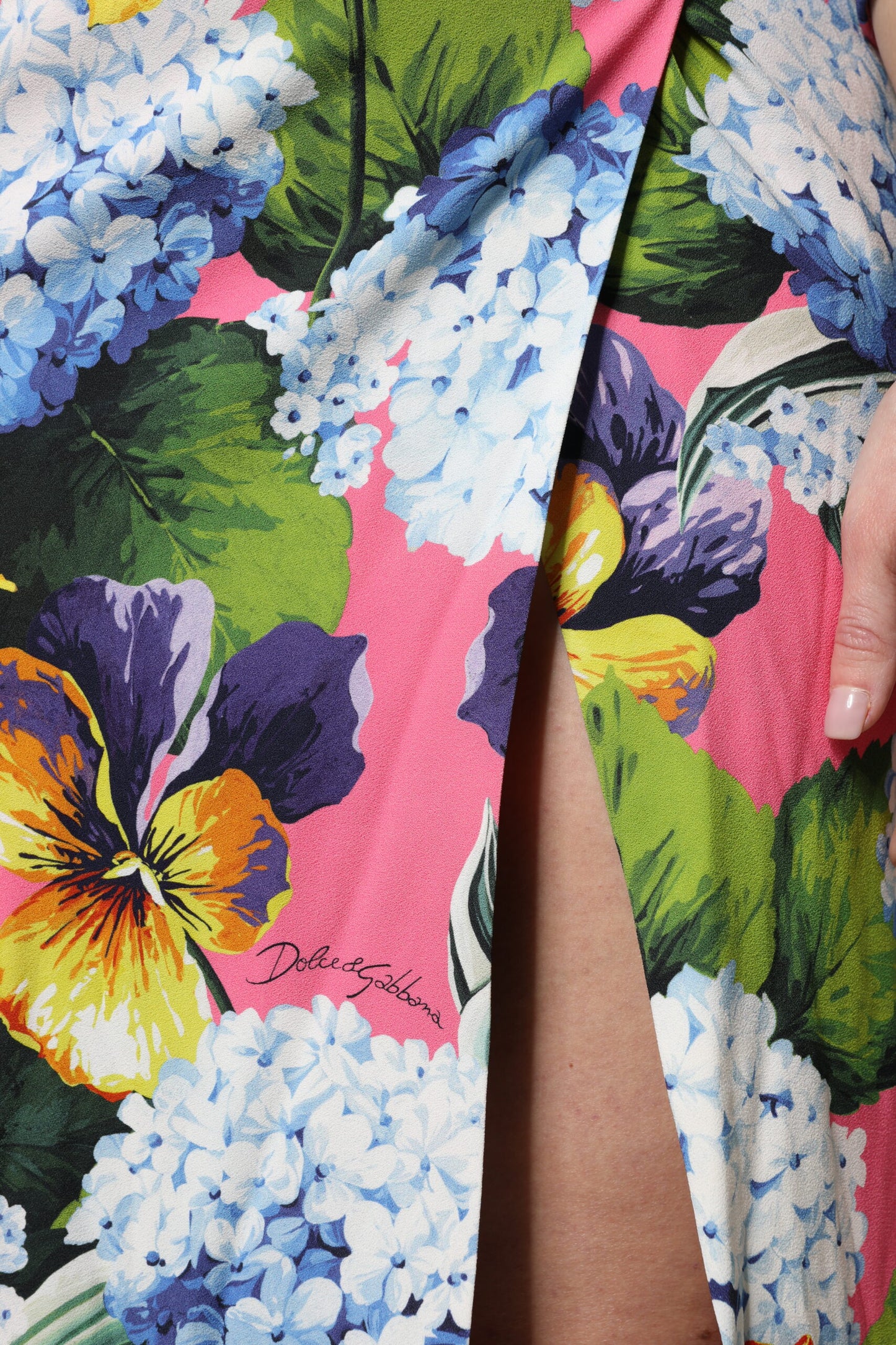 Dolce & Gabbana – Mehrfarbiges Midikleid mit seitlichem Schlitz und Blumenmuster