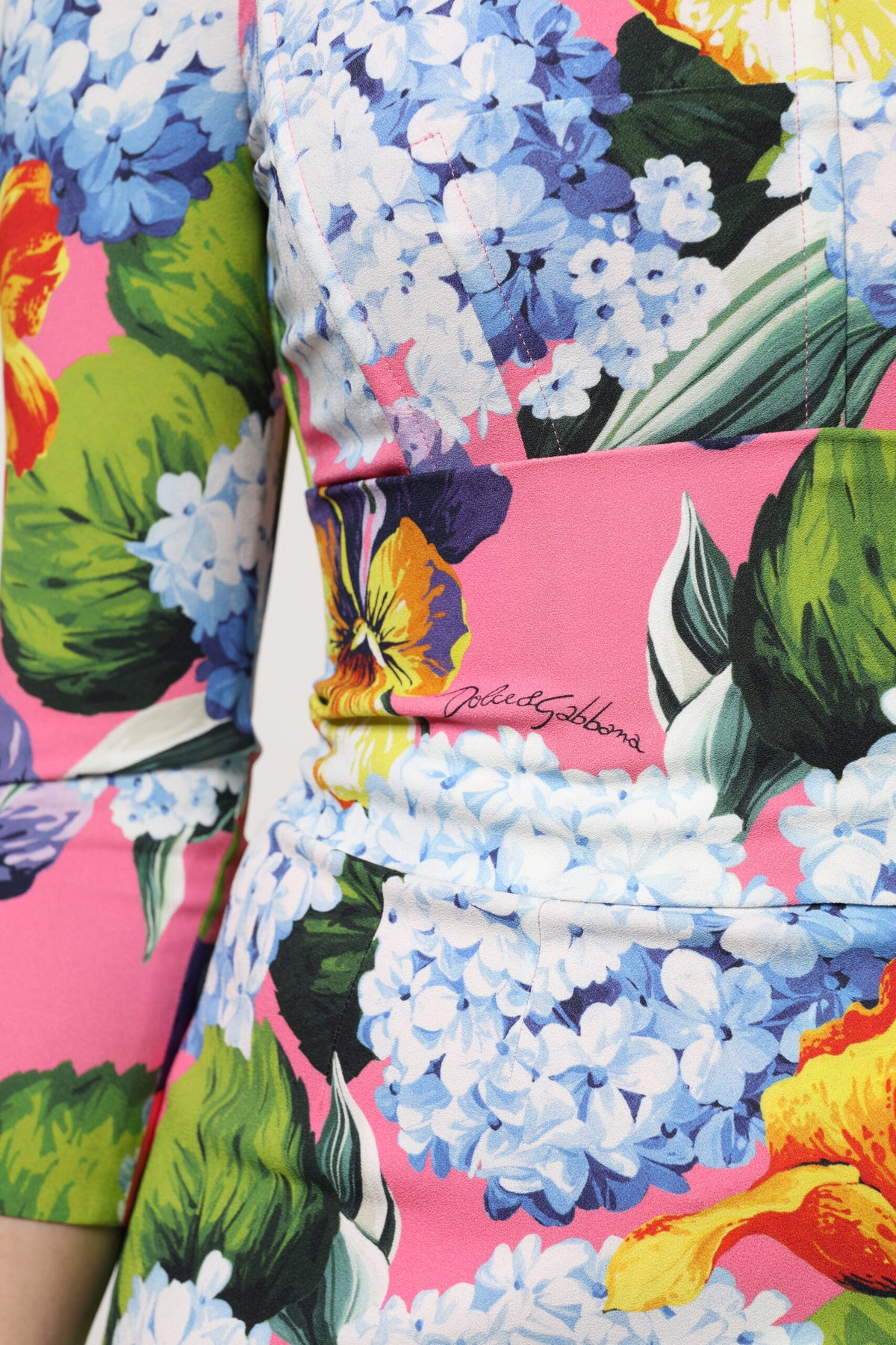 Dolce & Gabbana – Mehrfarbiges Midikleid mit seitlichem Schlitz und Blumenmuster