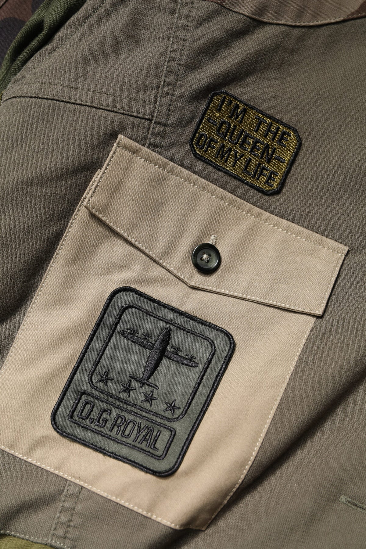Dolce & Gabbana Militärgrüne Baumwoll-Down-Jacke mit Knöpfen