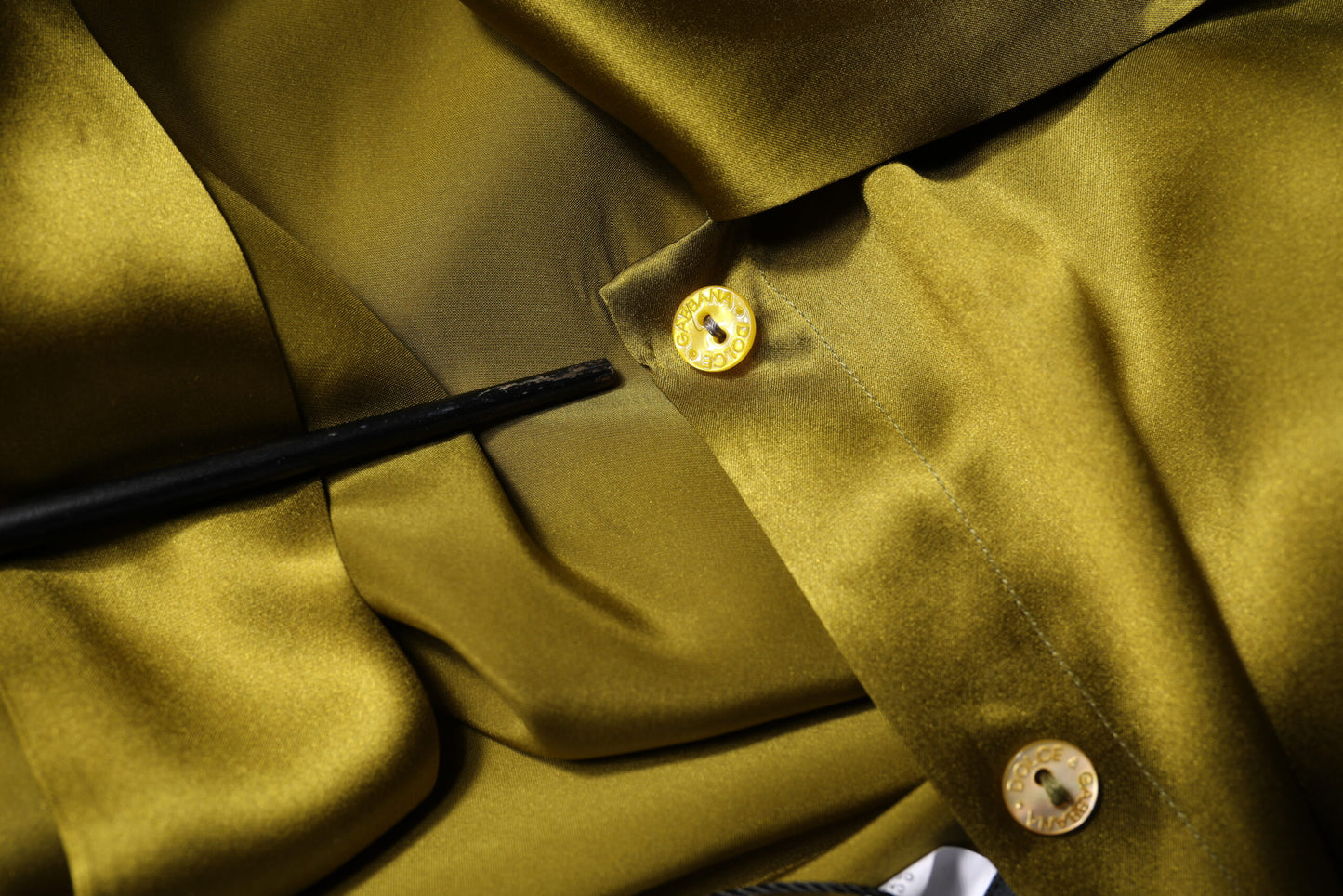 Dolce & Gabbana, olivgrünes Blusentop mit Ascot-Kragen und langen Ärmeln