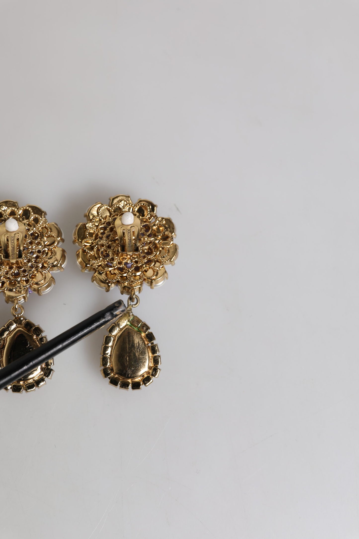 Dolce & Gabbana – Ohrclips mit lilafarbenen Blumenperlen und Kristallen in Tropfenform