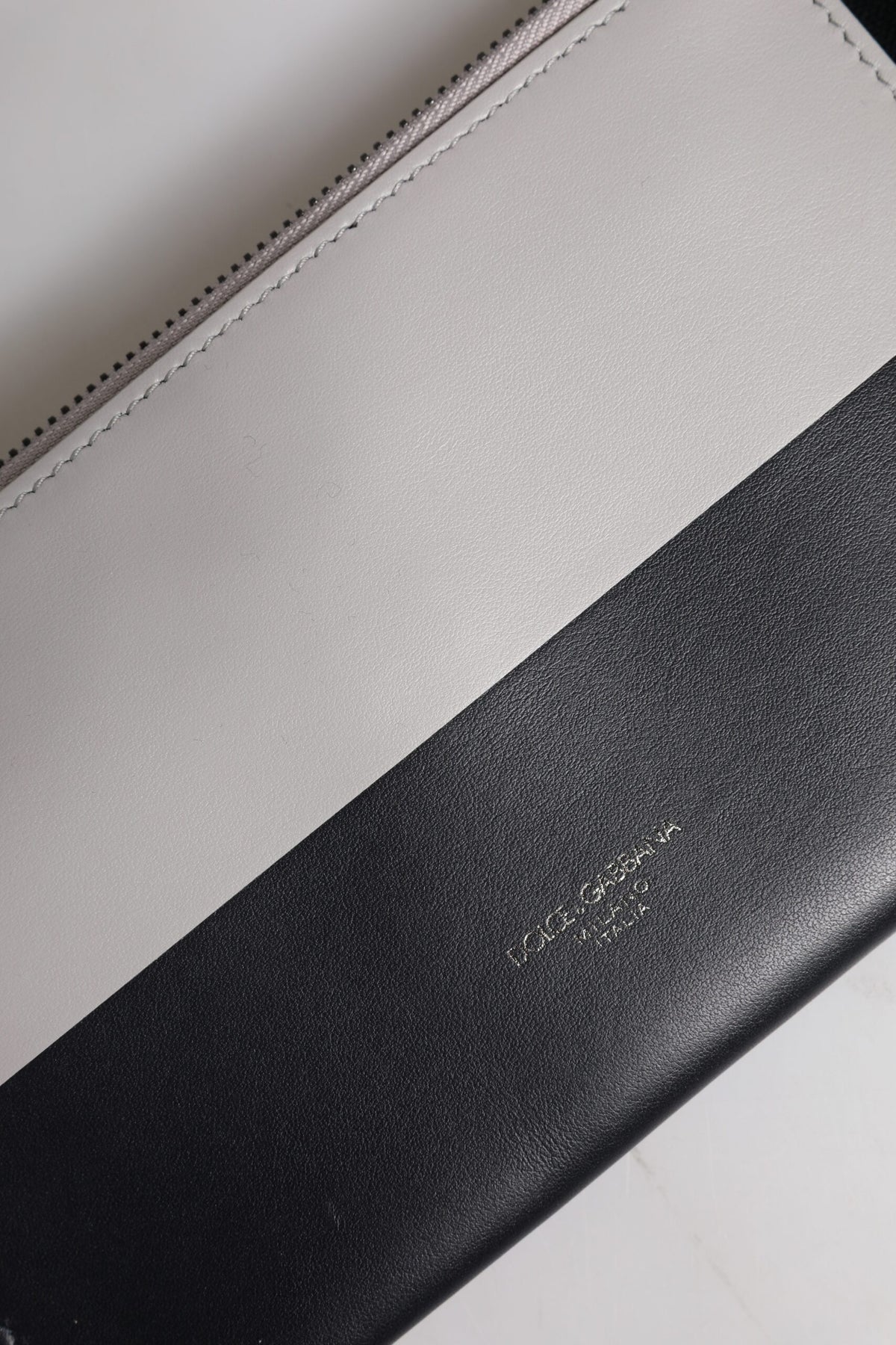 Dolce & Gabbana Umhängetasche aus schwarz-weißem Leder mit geprägtem Logo