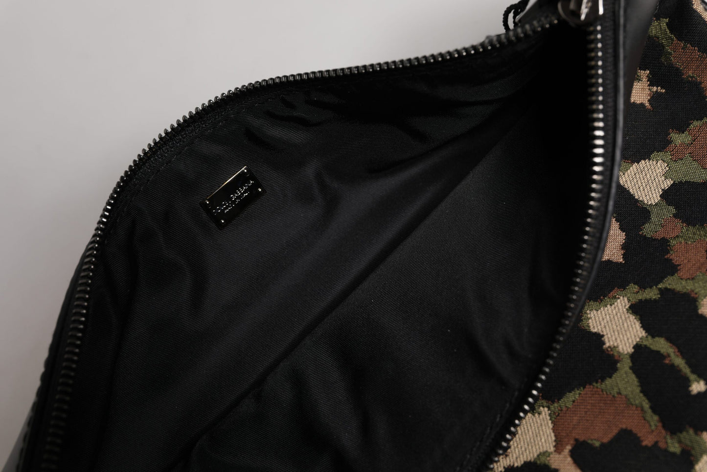 Dolce & Gabbana – Mehrfarbige Beuteltasche mit Logo-Schild und Leoparden-Jacquard-Print