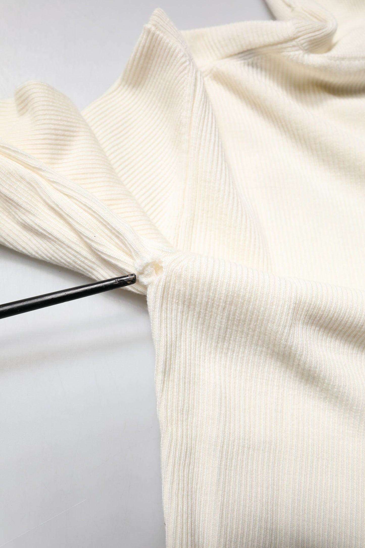 Dolce & Gabbana – Cremefarbener, schmaler Rollkragenpullover mit langen Ärmeln