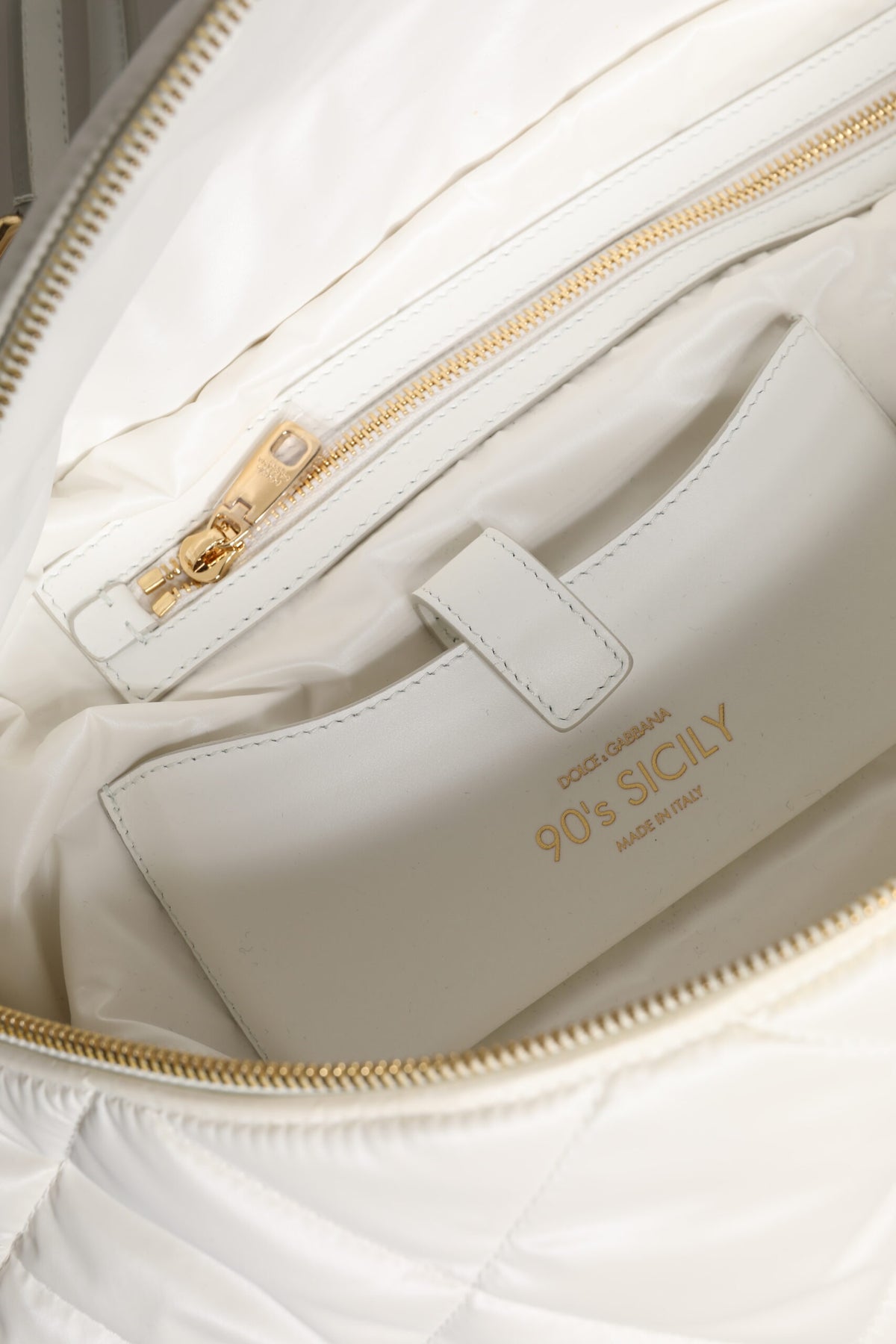 Dolce & Gabbana – Weiße, gesteppte Gürteltasche mit Logo-Plakette