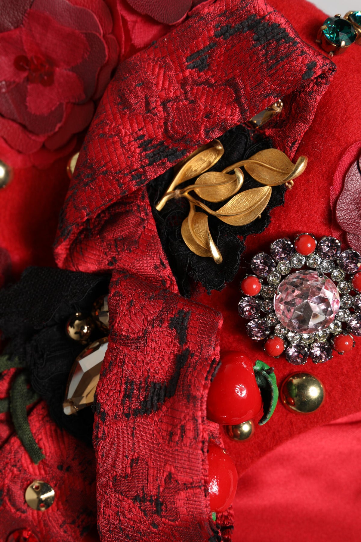 Dolce & Gabbana – Hut mit roter Kristall- und Goldrosenbrosche
