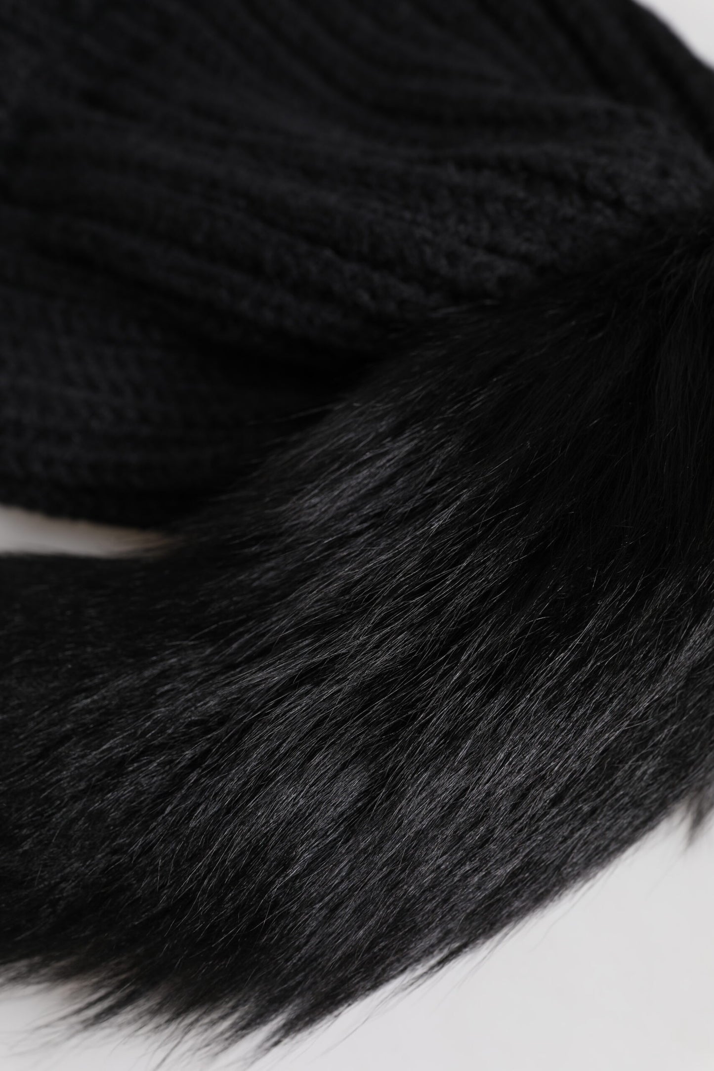 Dolce & Gabbana Wintermütze aus schwarzem Acryl mit gestricktem Pelz