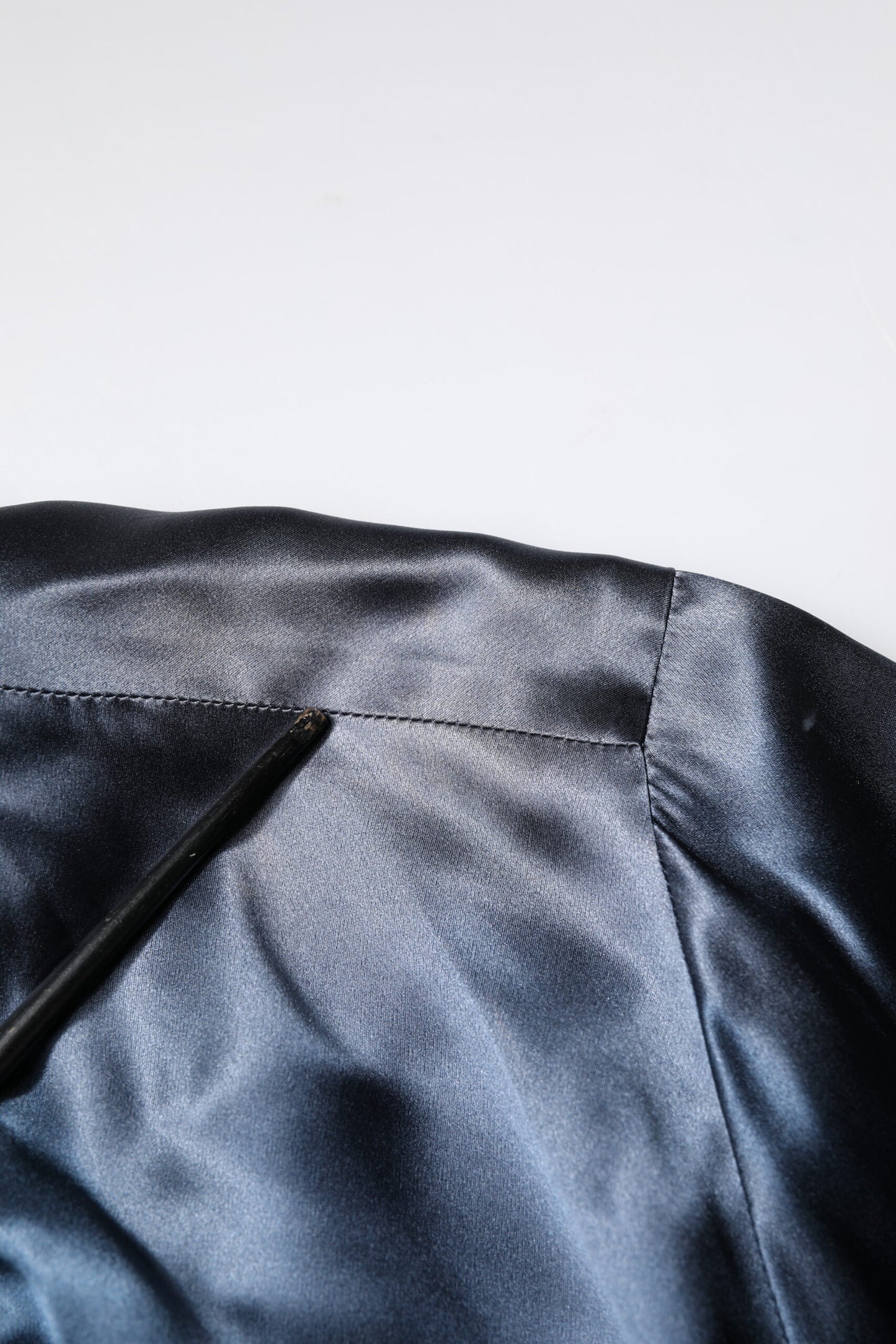 Dolce & Gabbana Blaue, einfarbige Seiden-Wickelrobe für Herren