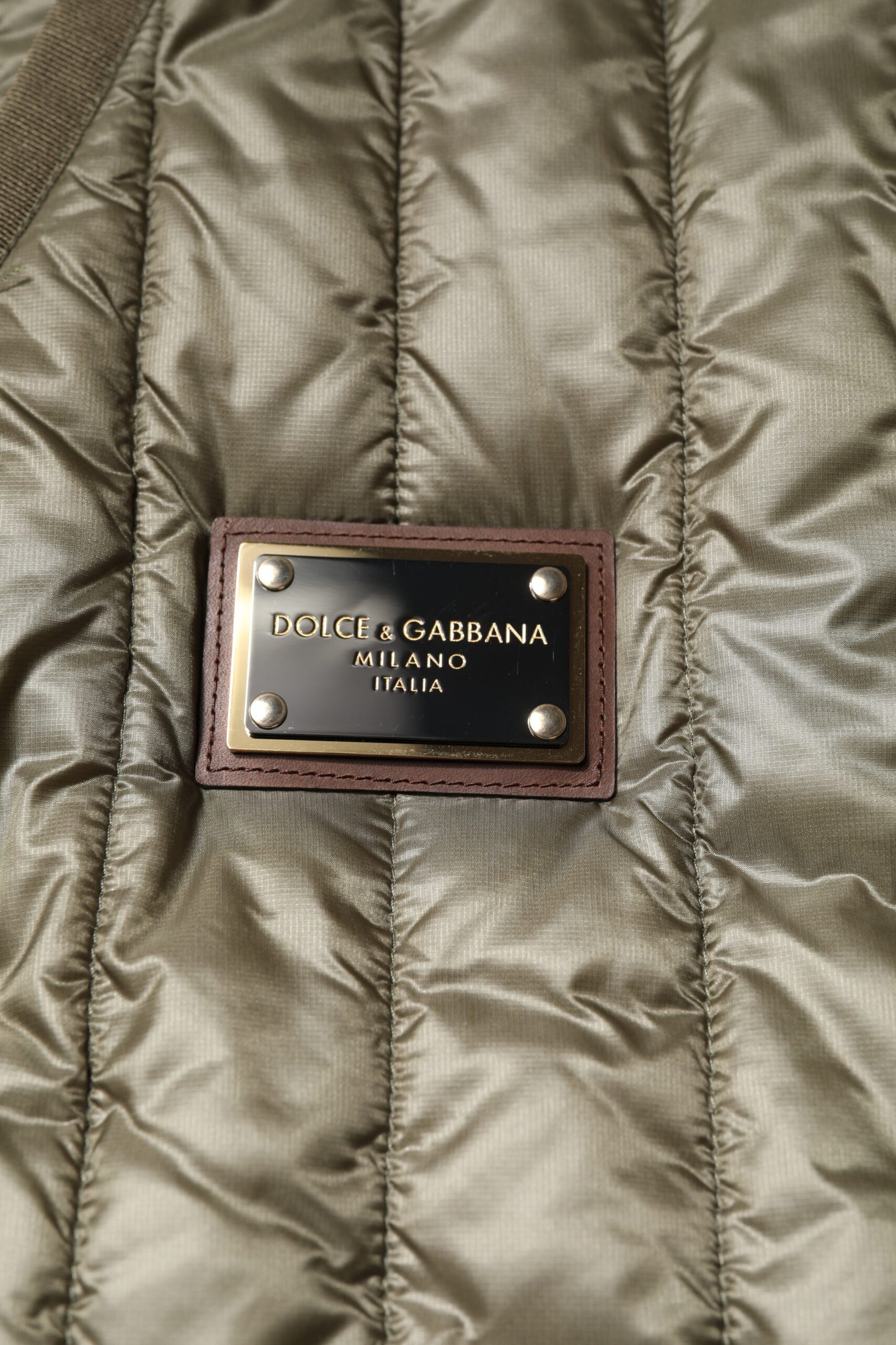 Dolce & Gabbana – Gesteppte Weste mit braunem Logo-Schild