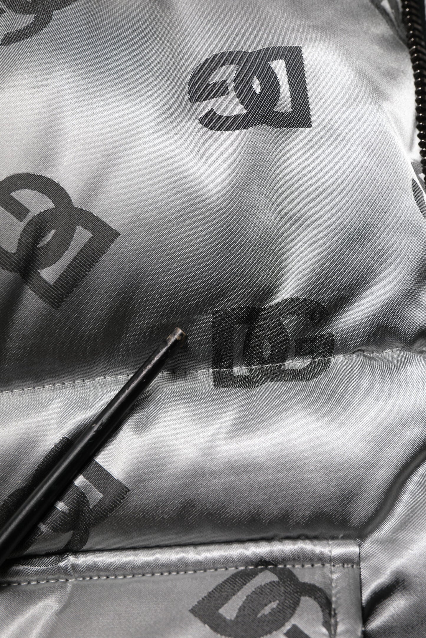 Dolce & Gabbana – Steppjacke mit Kapuze und durchgehendem Reißverschluss und silbernem Logo