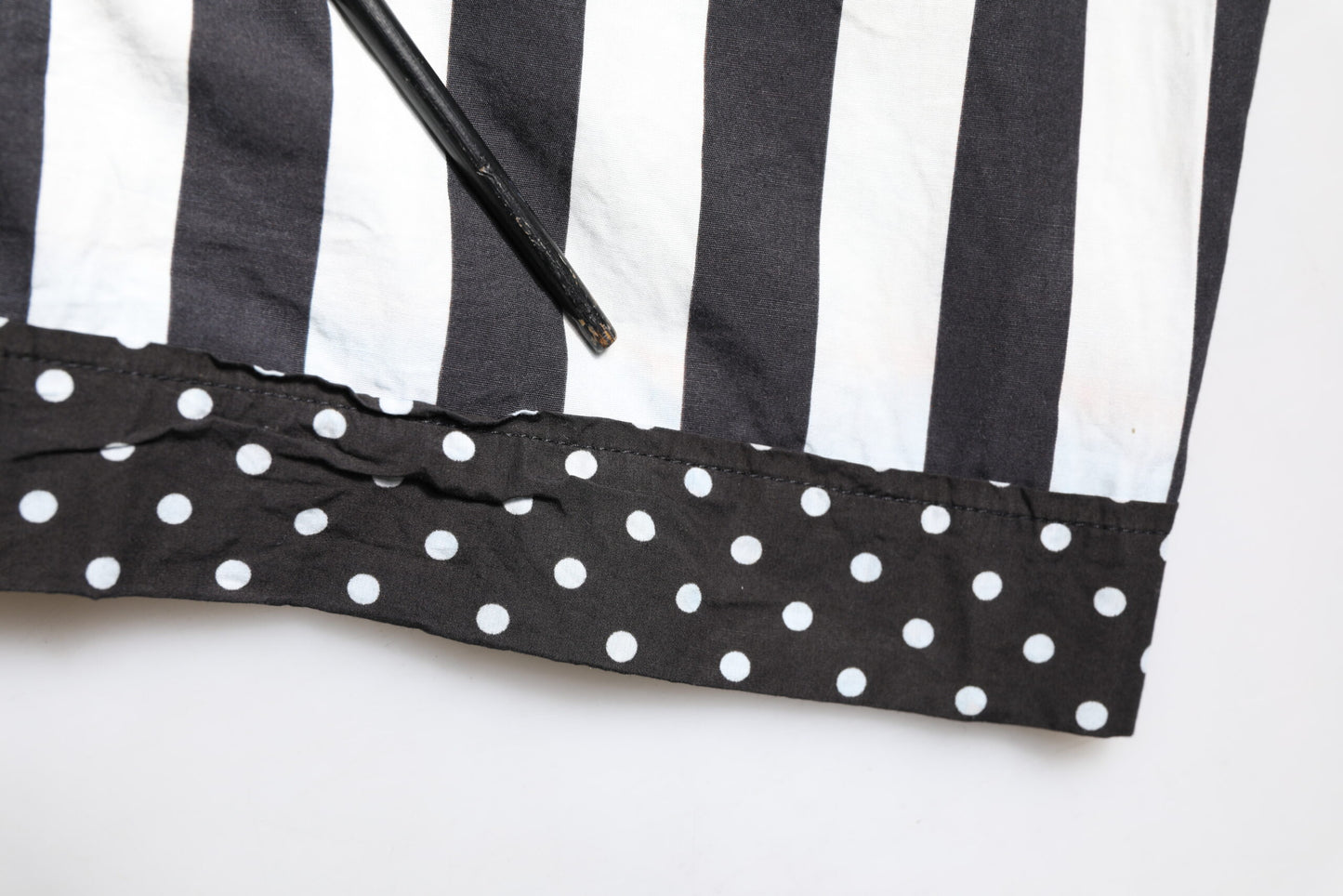 Dolce & Gabbana – Freizeithemd mit Knopfleiste und schwarzen und weißen Streifen