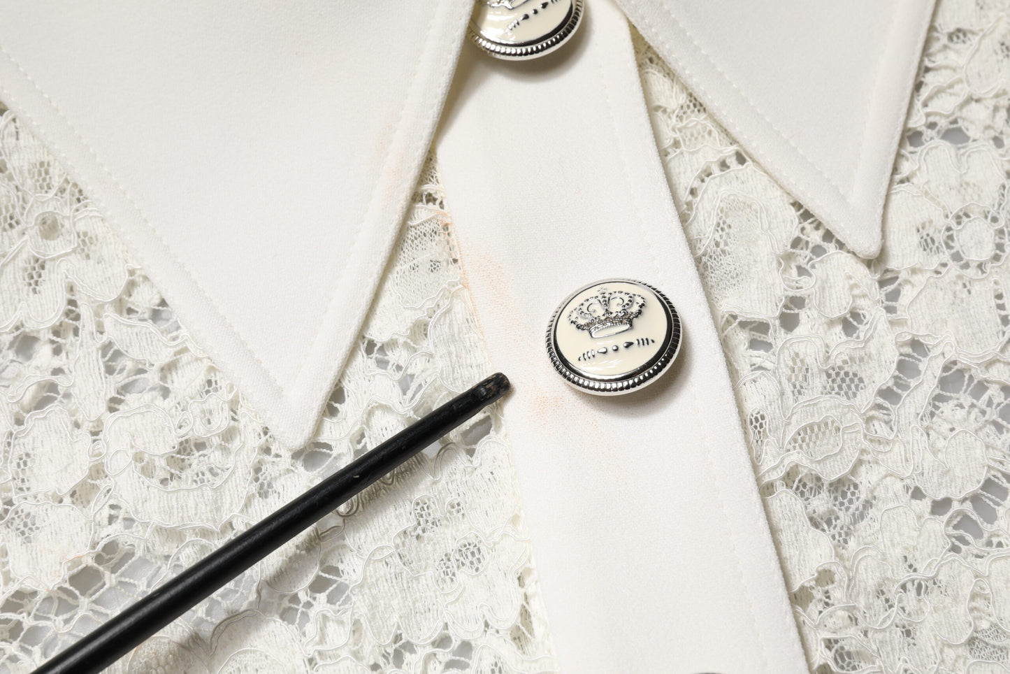 Dolce & Gabbana – Weißes Etuikleid mit Blumenspitze und langen Ärmeln