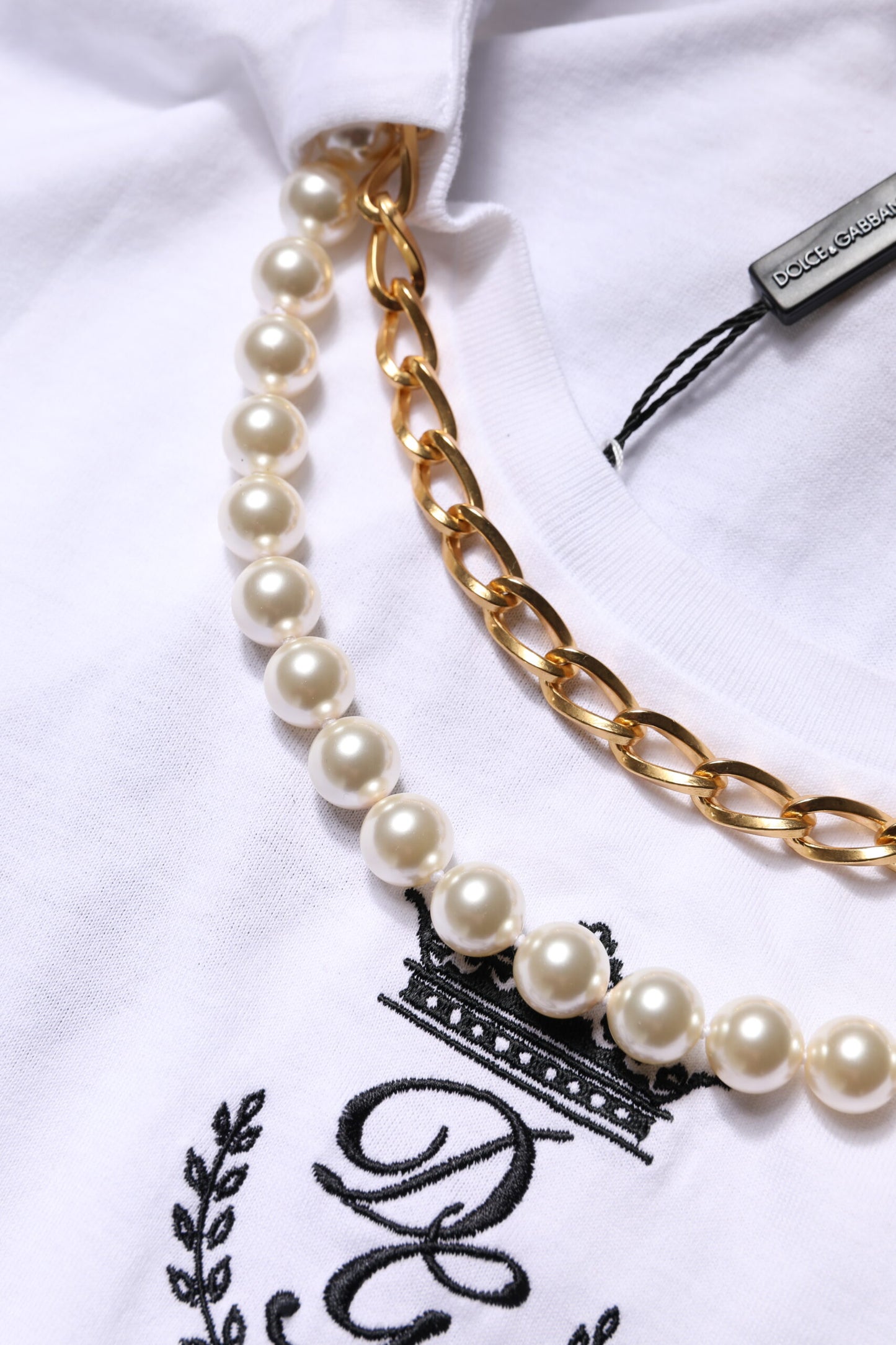 Dolce & Gabbana Weißes T-Shirt aus Baumwolle mit Rundhalsausschnitt und Perlenkette