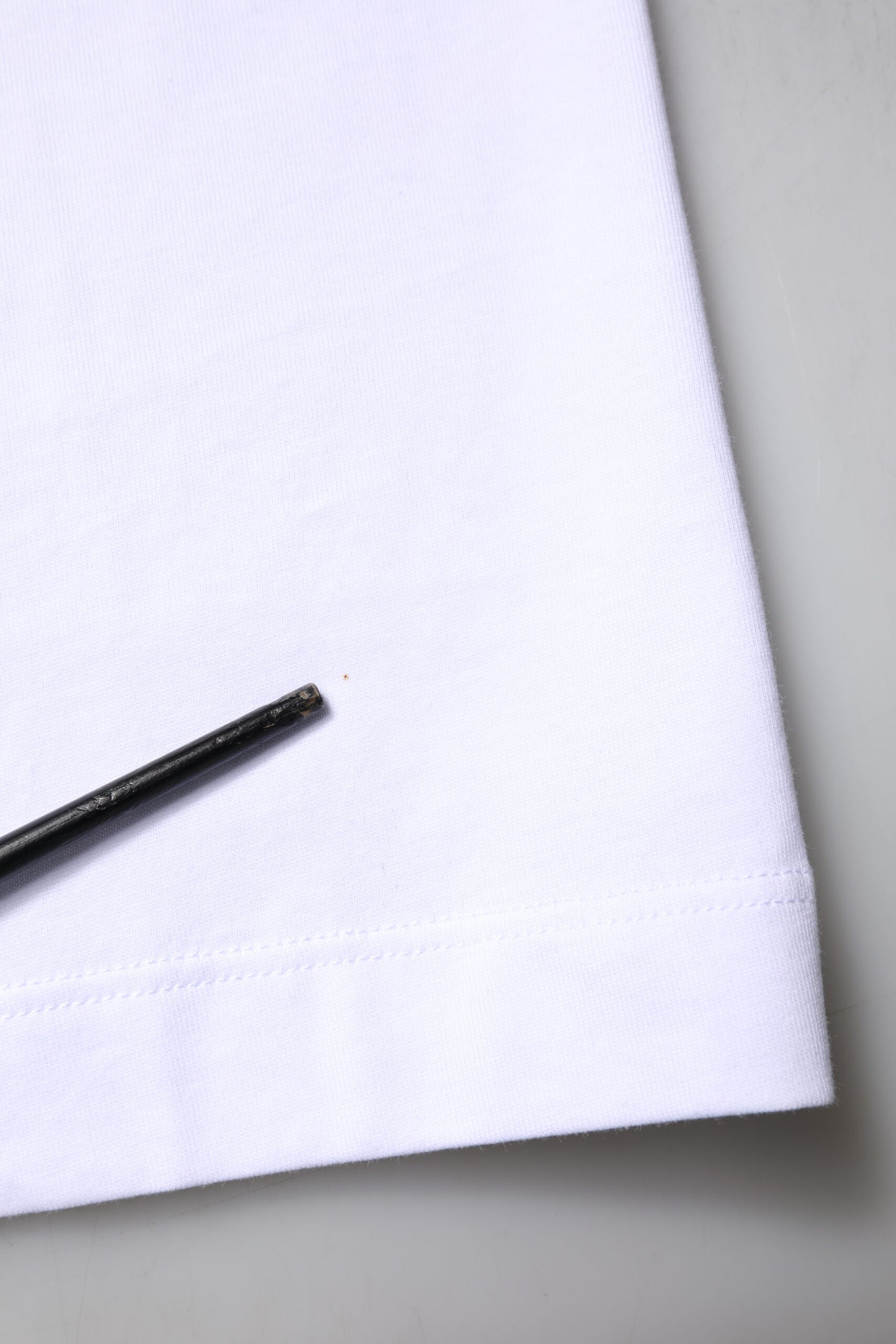 Dolce & Gabbana – Weißes Baumwoll-T-Shirt mit DG-Stickerei und Rundhalsausschnitt