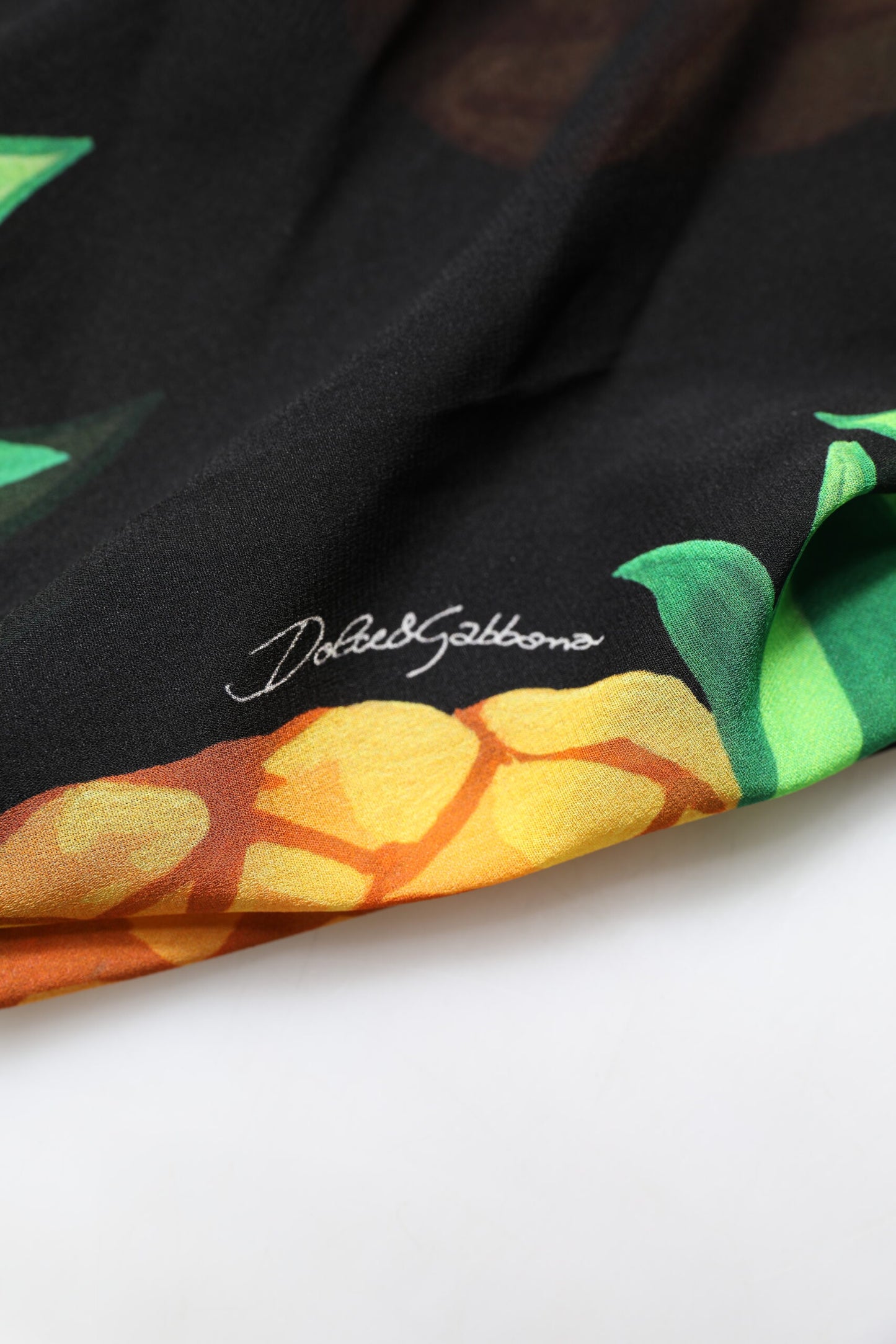 Dolce & Gabbana – Schwarzes Mini-Wickelkleid aus Seide mit Ananas-Print