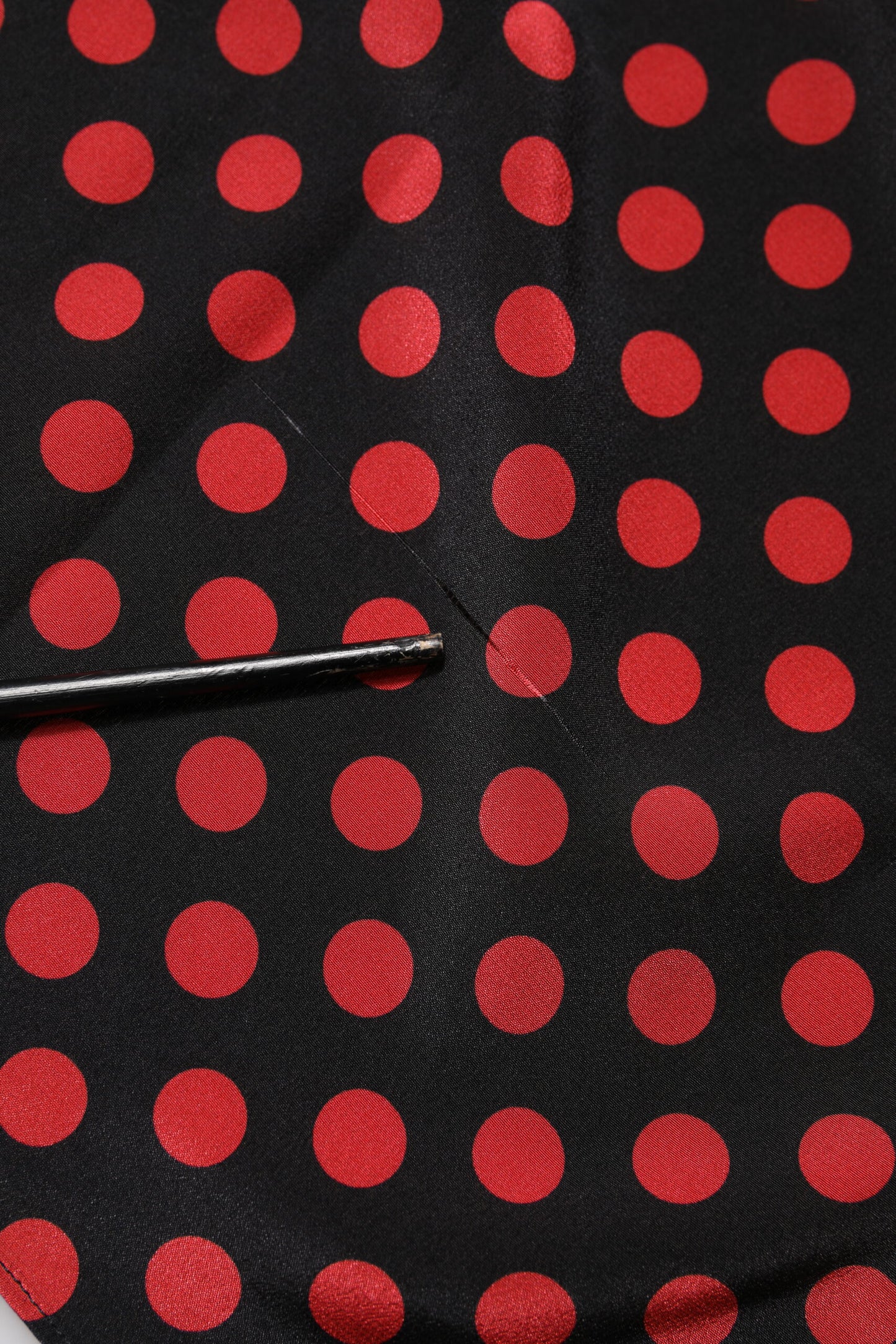 Dolce & Gabbana – Langärmliges Seidentop mit schwarzen und roten Punkten