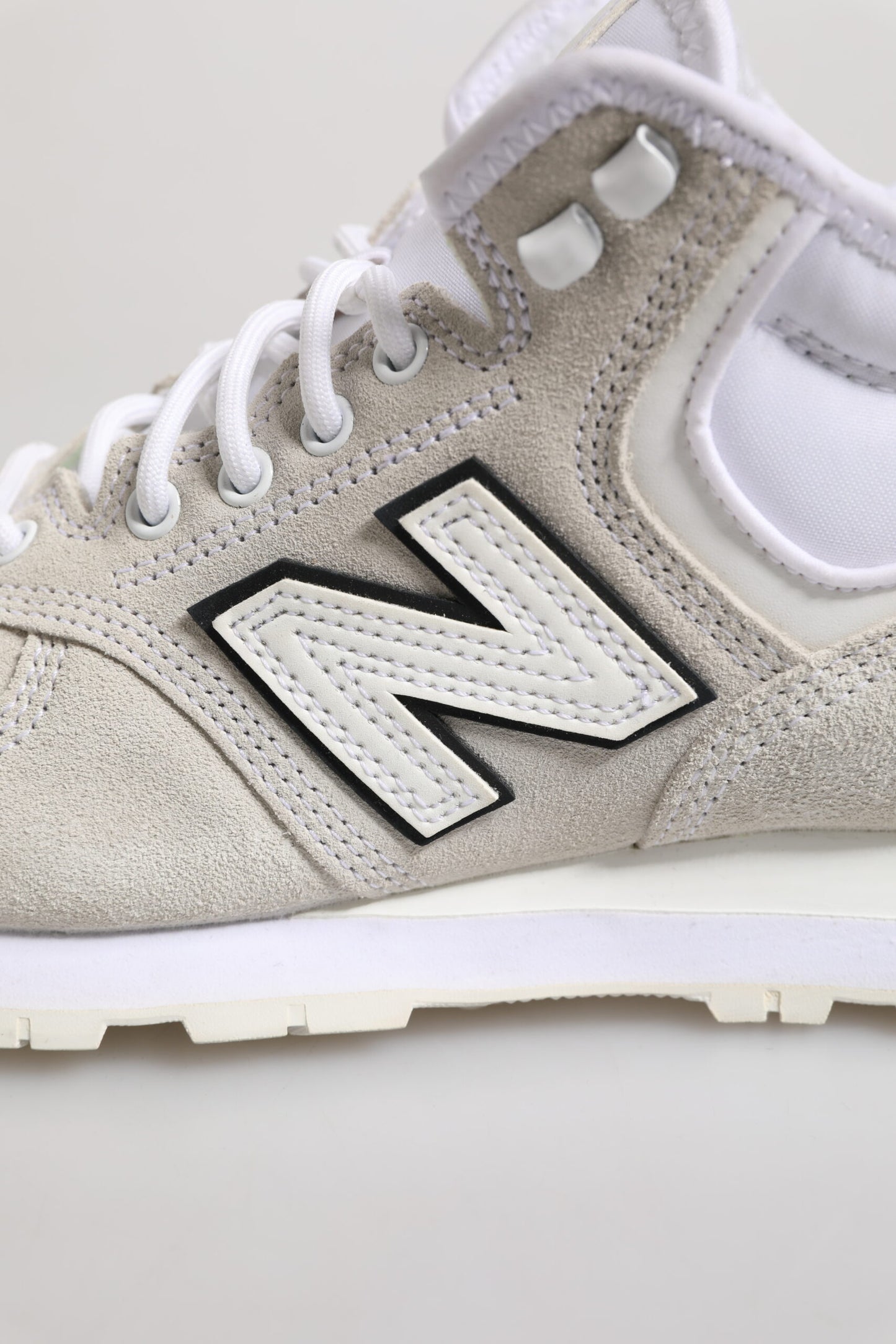 New Balance – Sneaker aus Wildleder in Off-White