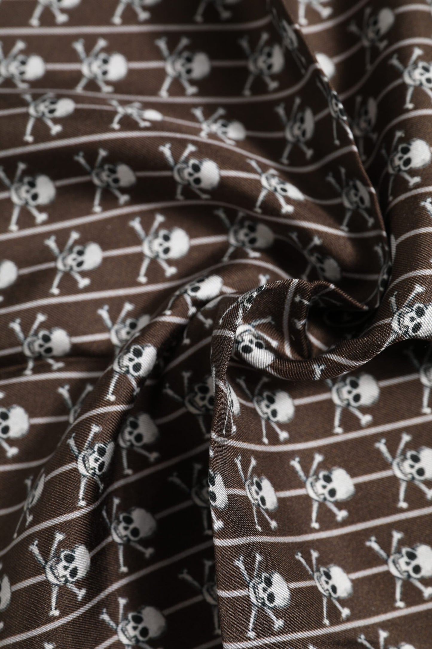 Dolce & Gabbana Brauner quadratischer Seidenschal mit Totenkopfmuster für Herren