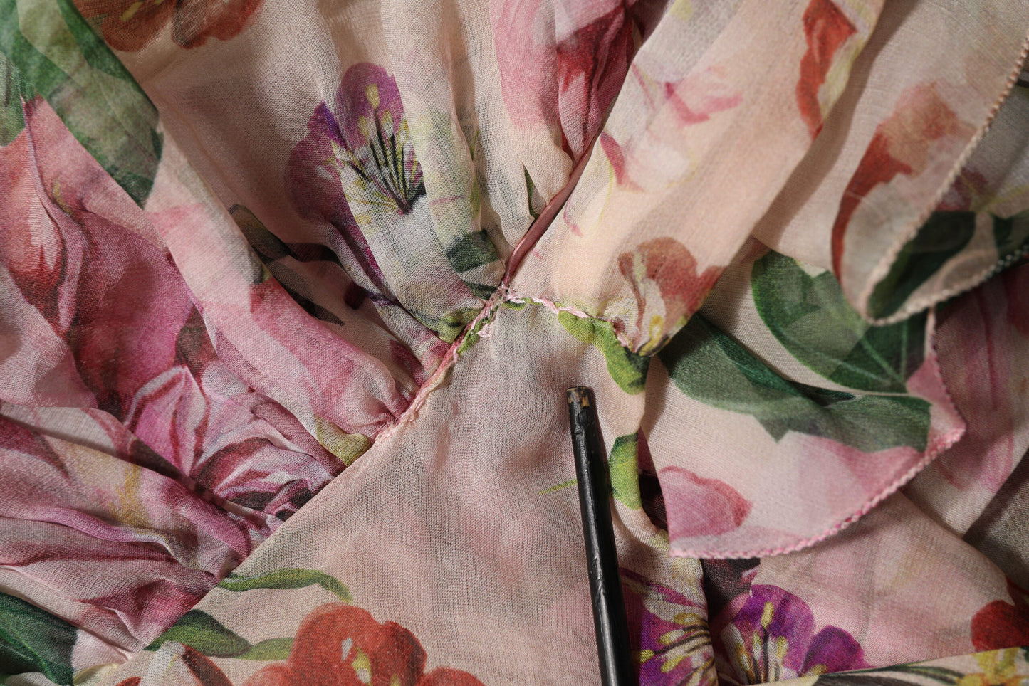 Dolce & Gabbana – Langes, gestuftes Maxikleid mit Blumenmuster in Rosa