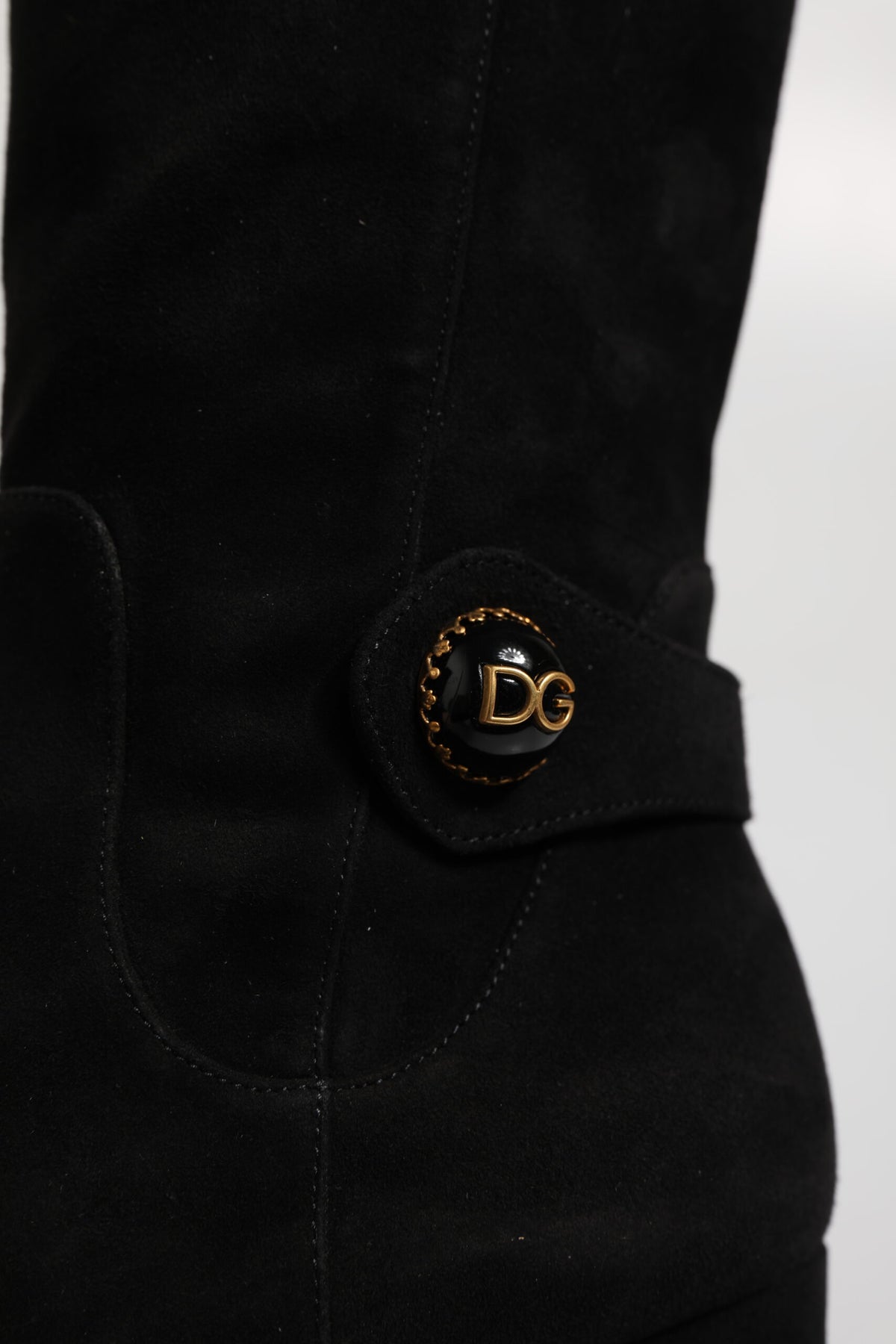 Dolce & Gabbana – Kniehohe Stiefel aus schwarzem Wildleder