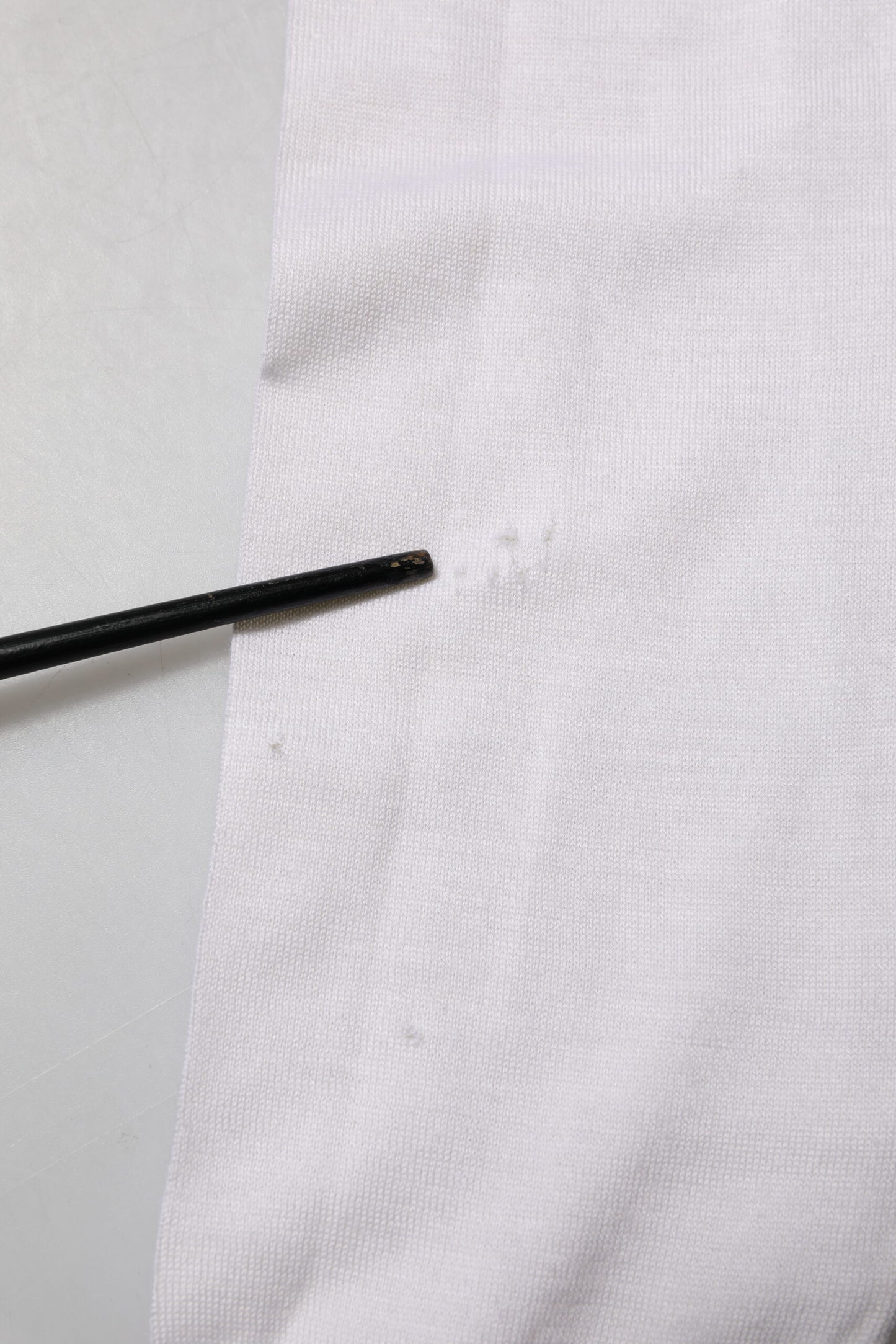 Dolce & Gabbana – Pullover mit V-Ausschnitt und Logo aus weißem Kaschmir