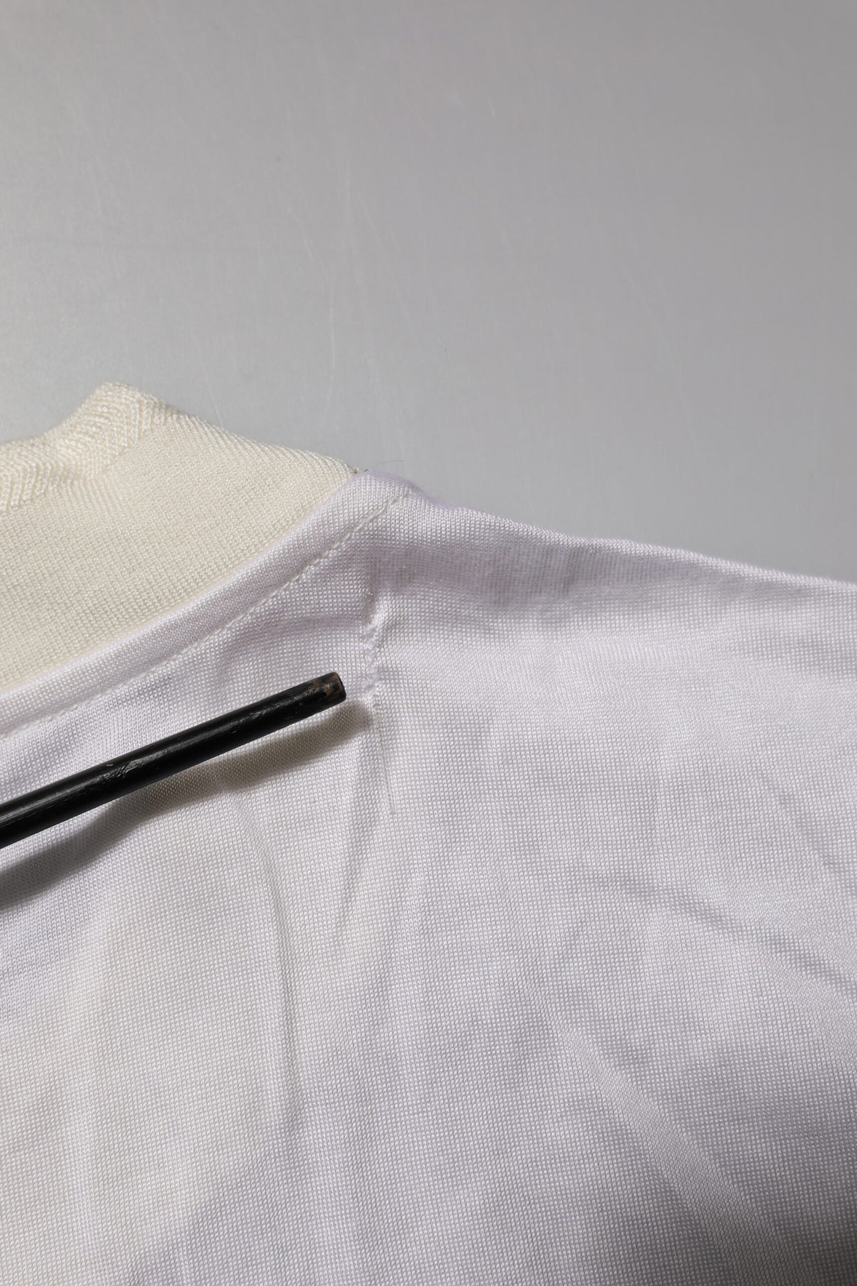 Dolce & Gabbana – Weißes Seiden-T-Shirt mit Rundhalsausschnitt und langen Ärmeln