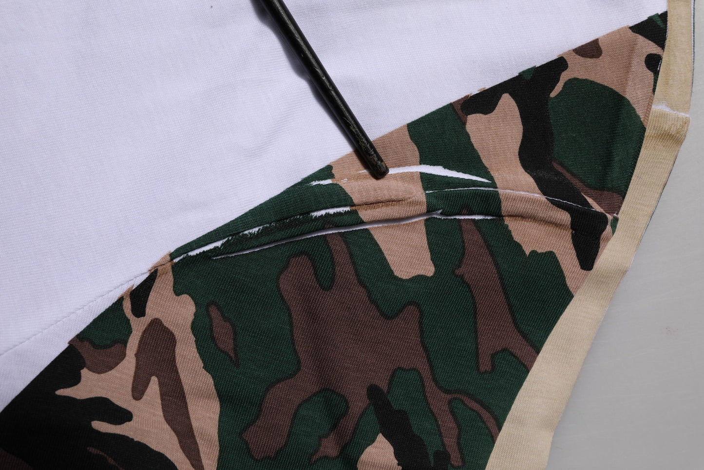 Dolce & Gabbana Weißes Camouflage-T-Shirt aus Baumwolle für Herren mit Rundhalsausschnitt