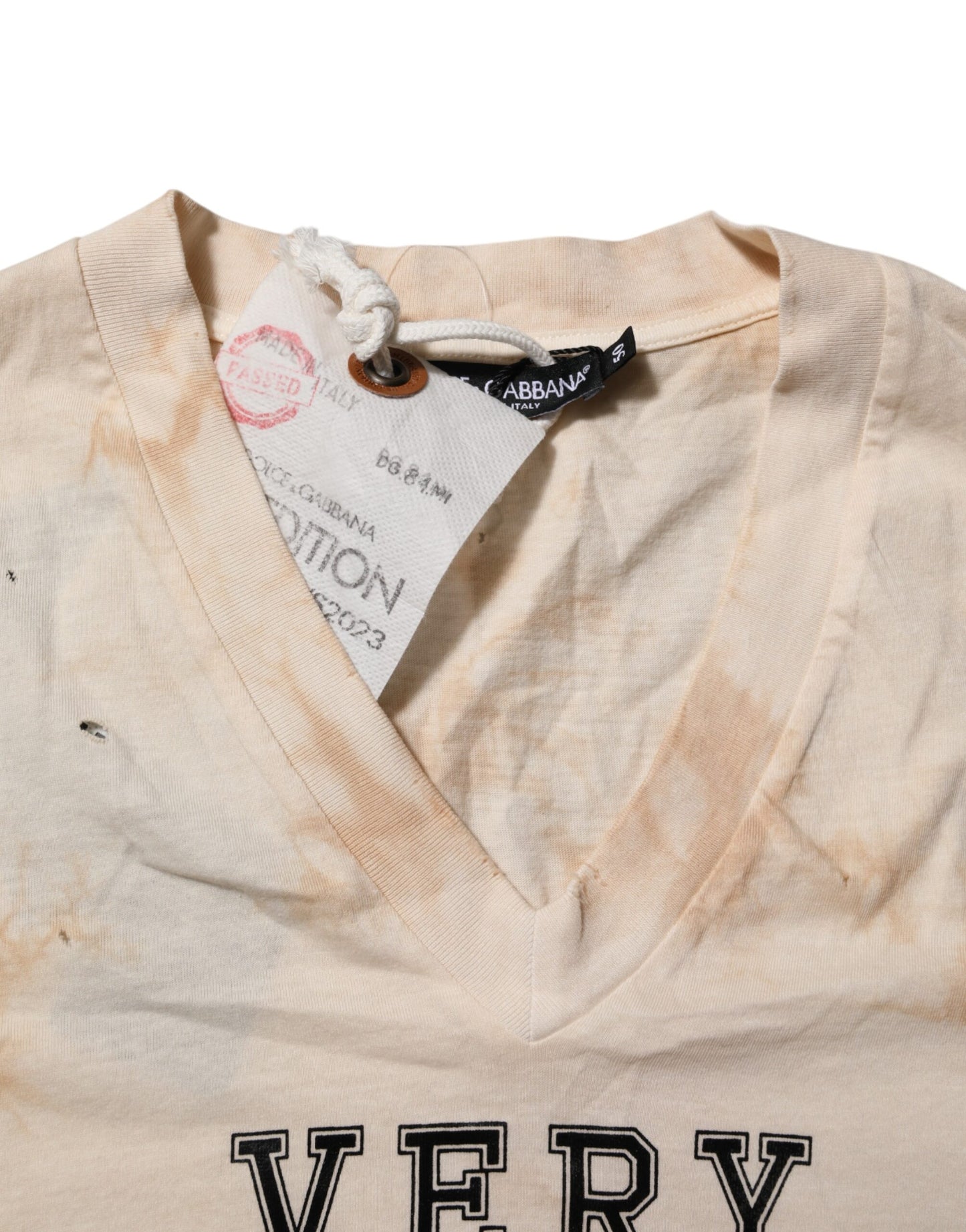 Dolce & Gabbana – Beiges T-Shirt mit V-Ausschnitt und kurzem Logo-Print